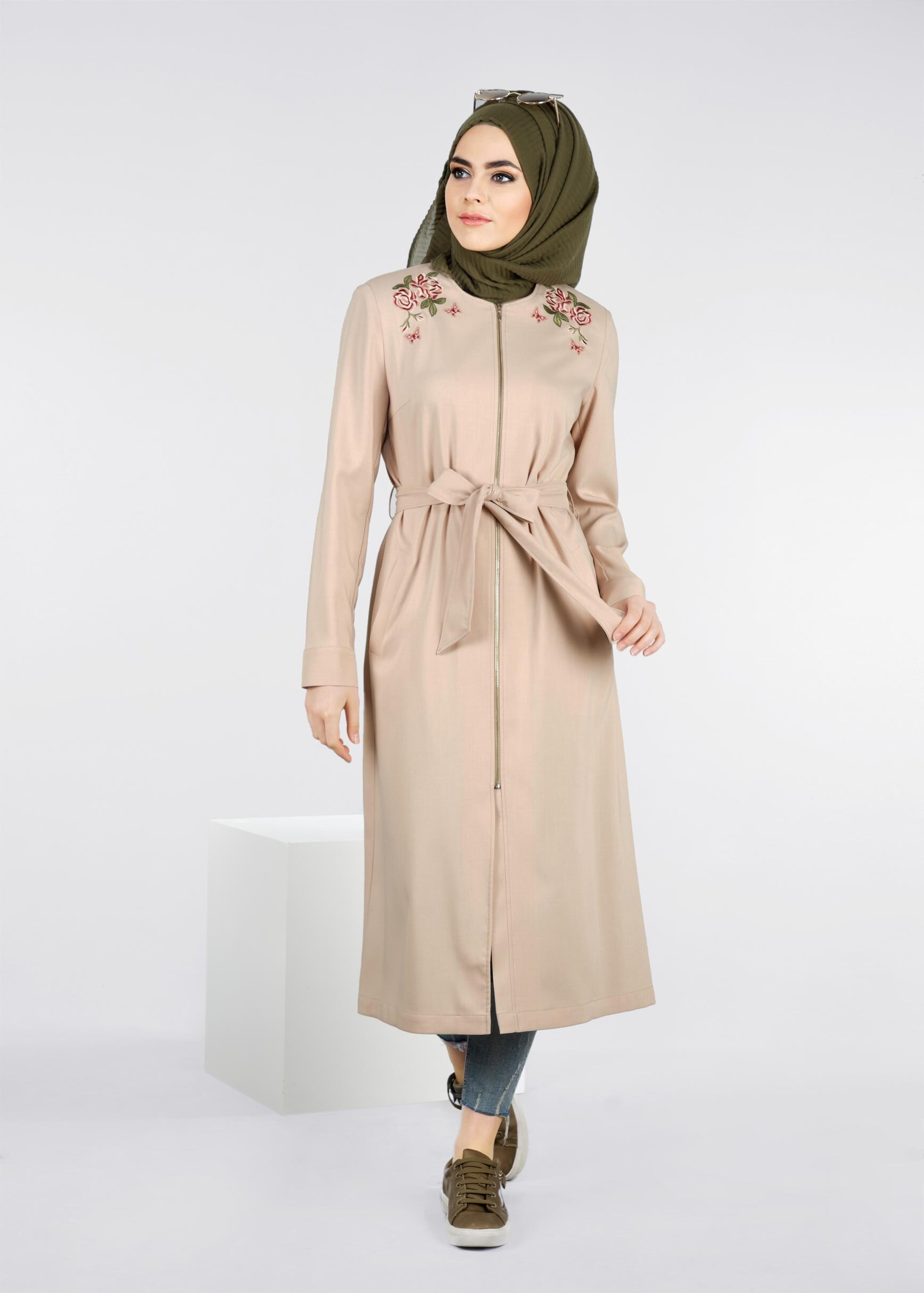 Tesettür giyim BEJ FERMUARLI BELDEN BAĞLAMALI GÜL DETAYLI TUNİK 1105