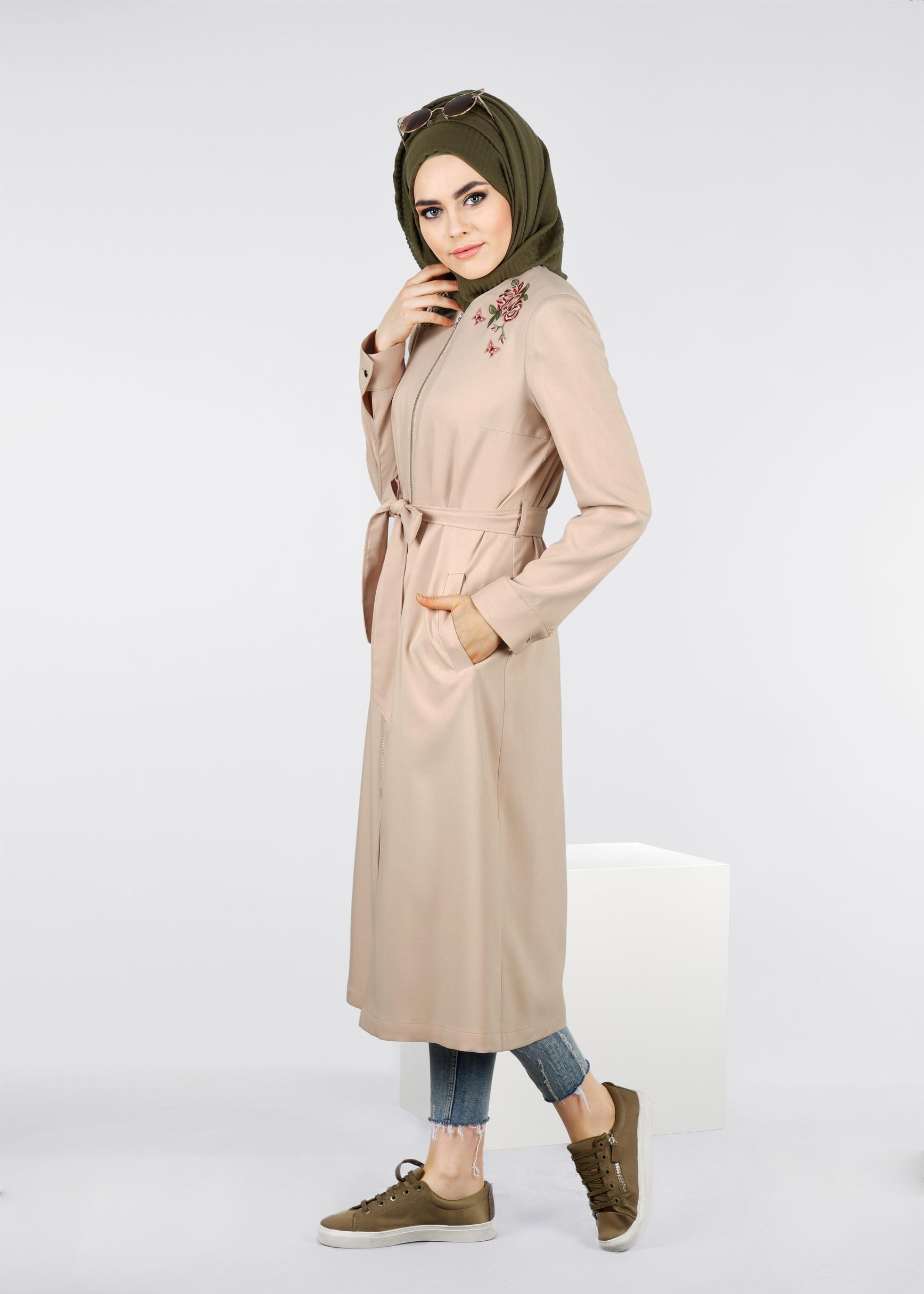 Tesettür giyim BEJ FERMUARLI BELDEN BAĞLAMALI GÜL DETAYLI TUNİK 1105