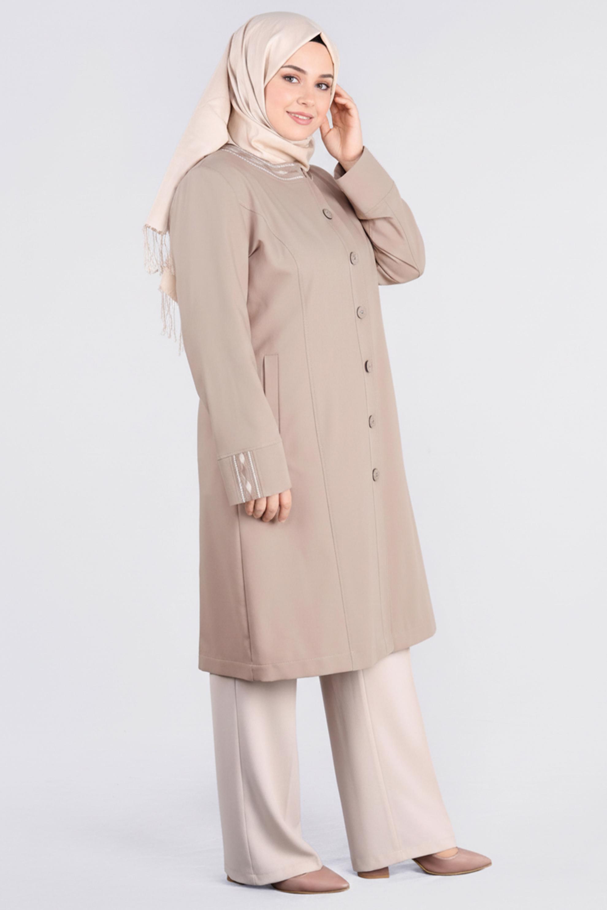 Tesettür giyim BEJ NAKIŞLI BİSİKLET YAKA DÜĞMELİ TRENÇKOT 1119 