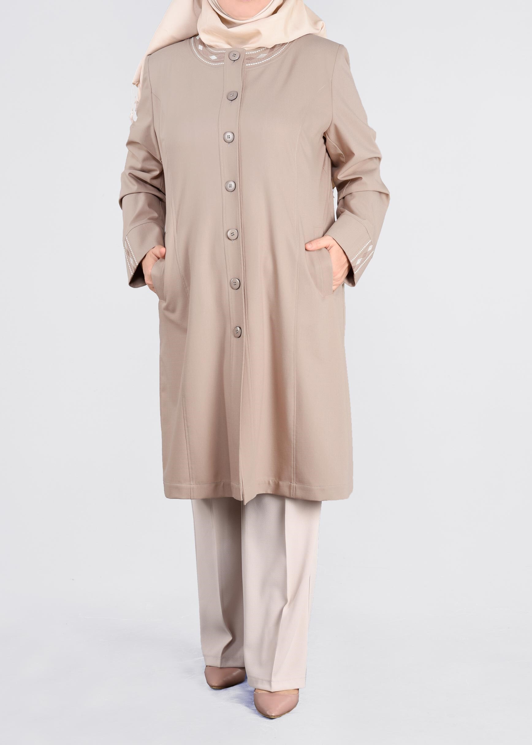 Tesettür giyim BEJ NAKIŞLI BİSİKLET YAKA DÜĞMELİ TRENÇKOT 1119 