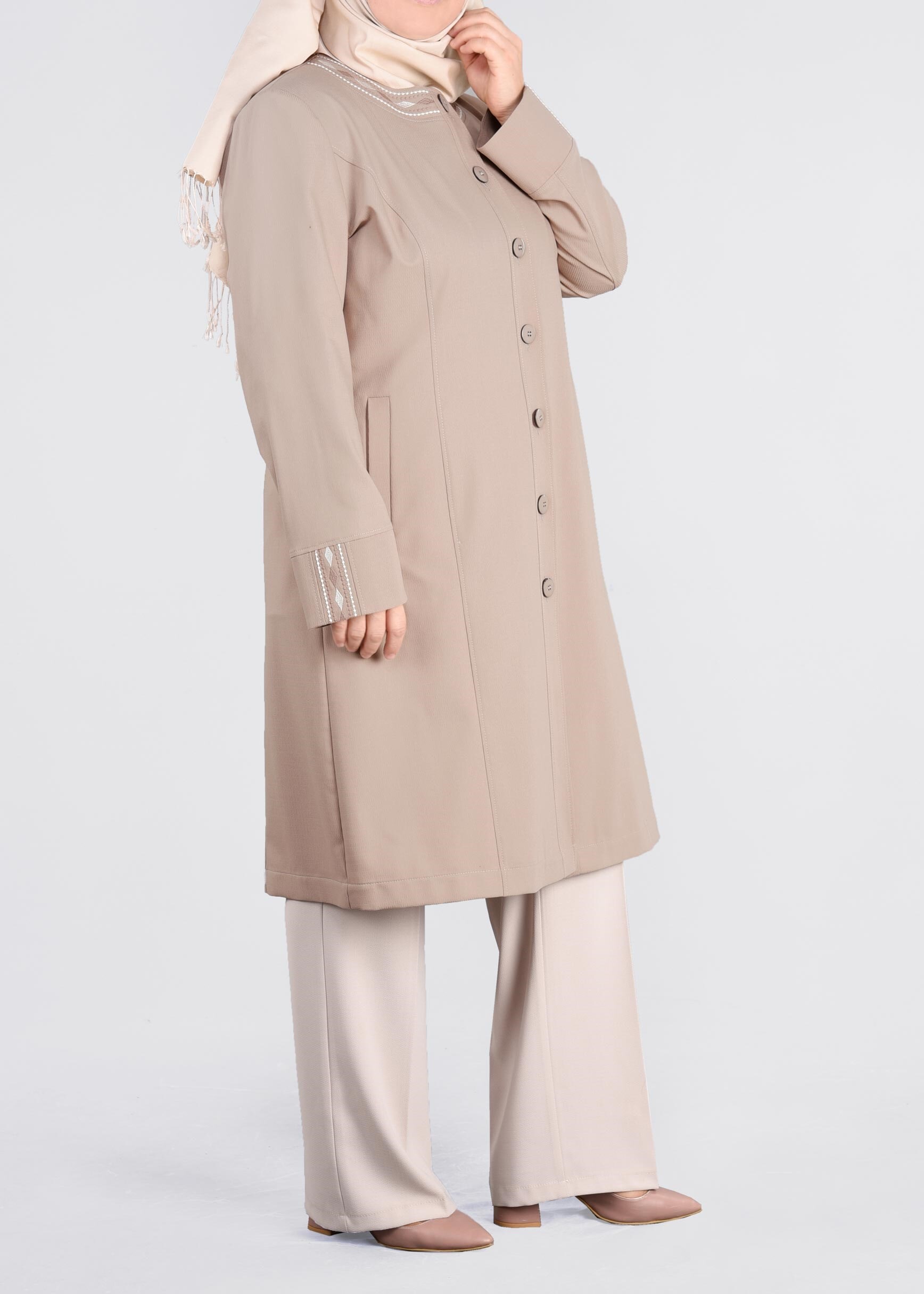 Tesettür giyim BEJ NAKIŞLI BİSİKLET YAKA DÜĞMELİ TRENÇKOT 1119 