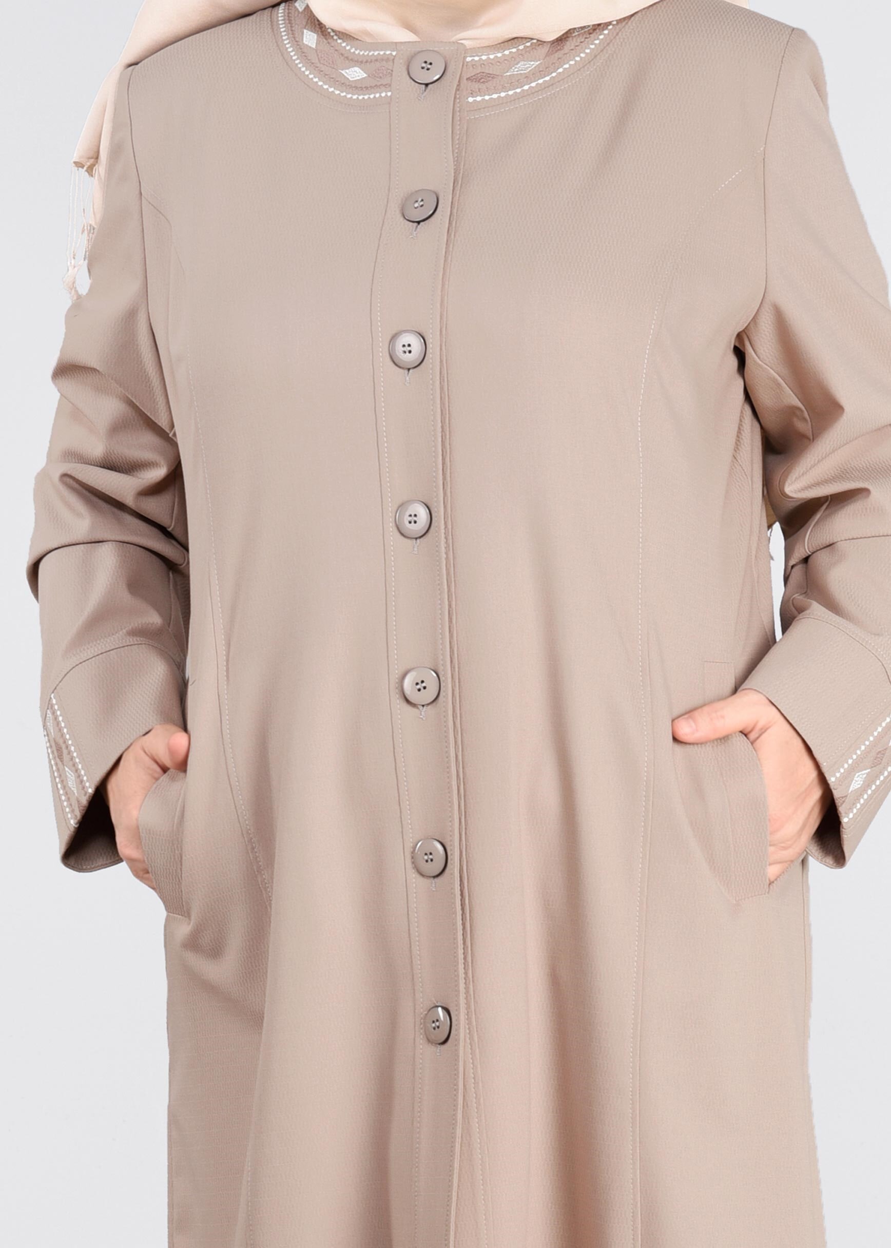 Tesettür giyim BEJ NAKIŞLI BİSİKLET YAKA DÜĞMELİ TRENÇKOT 1119 