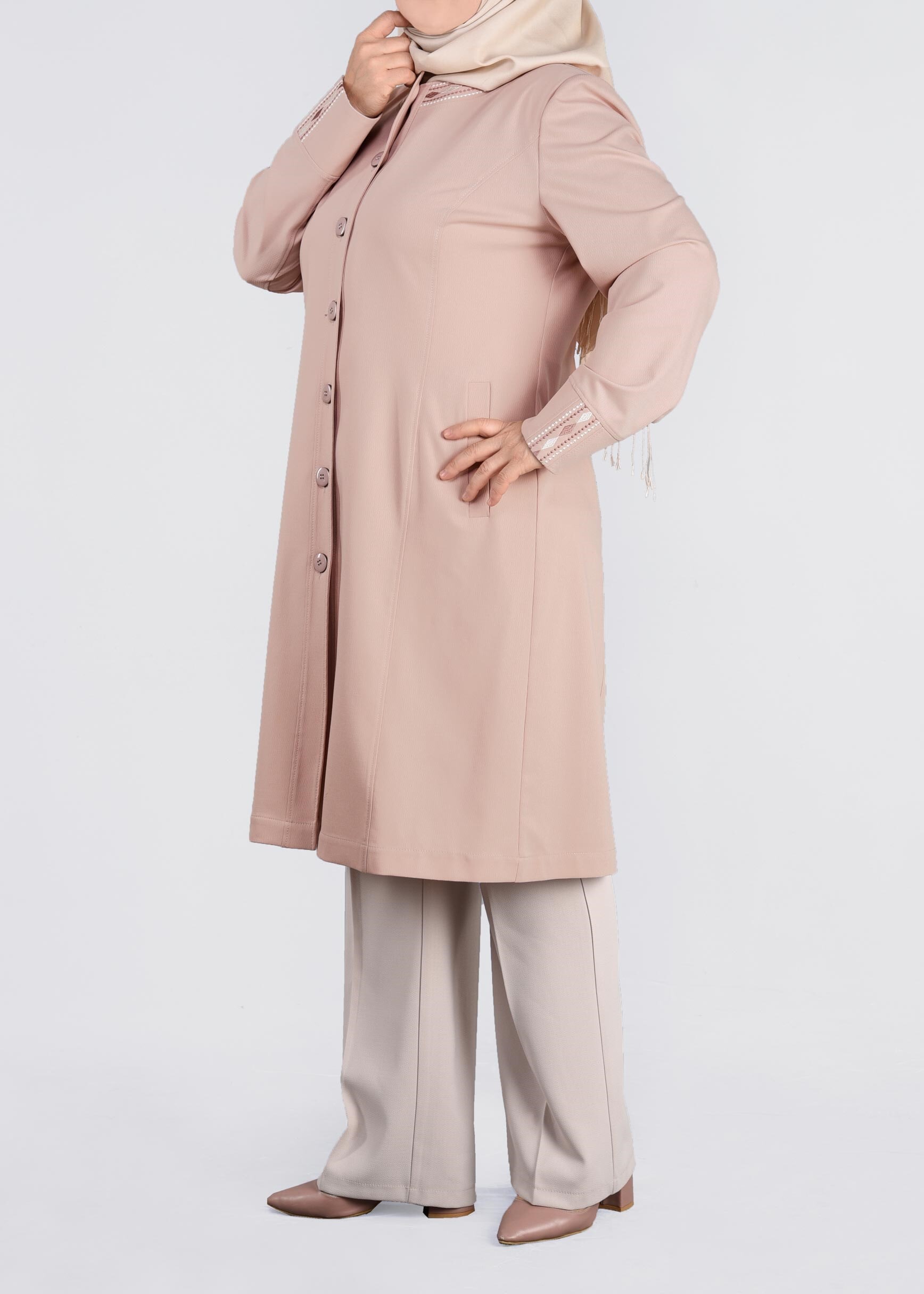 Tesettür giyim PUDRA NAKIŞLI BİSİKLET YAKA DÜĞMELİ TRENÇKOT 1119 