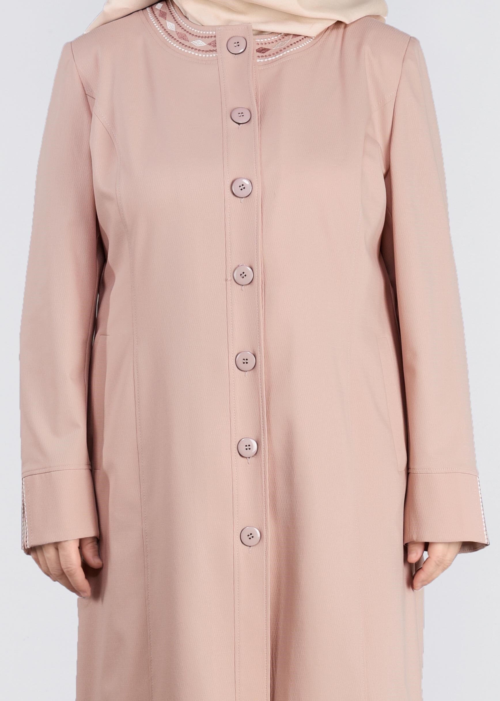Tesettür giyim PUDRA NAKIŞLI BİSİKLET YAKA DÜĞMELİ TRENÇKOT 1119 