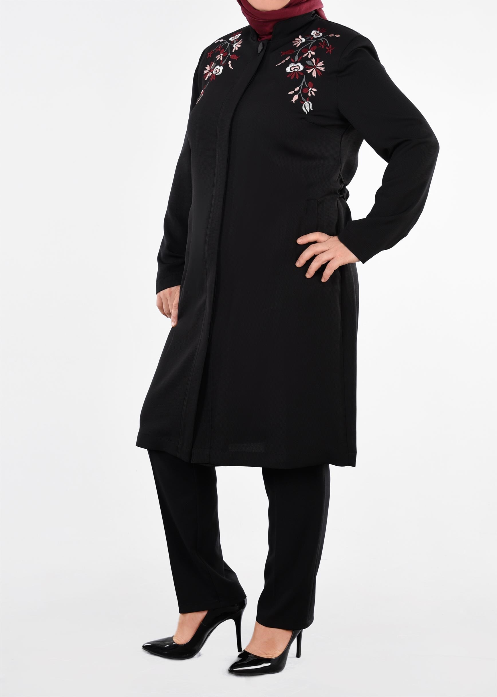Tesettür giyim SİYAH NAKIŞLI KUŞAKLI HAKİM YAKA TRENÇKOT 1120