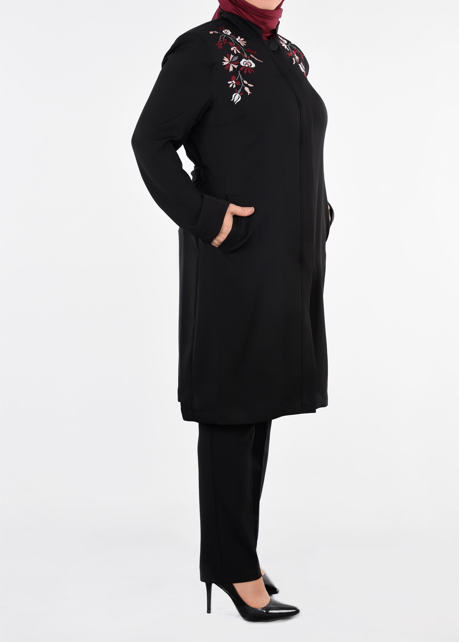 Tesettür giyim SİYAH NAKIŞLI KUŞAKLI HAKİM YAKA TRENÇKOT 1120