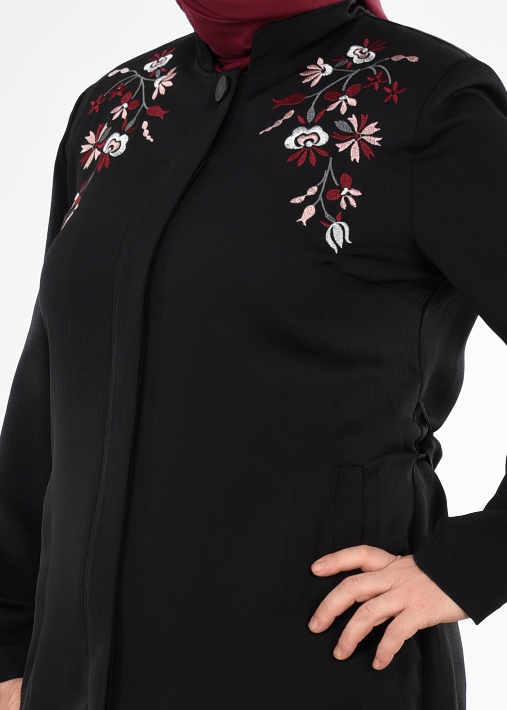 Tesettür giyim SİYAH NAKIŞLI KUŞAKLI HAKİM YAKA TRENÇKOT 1120