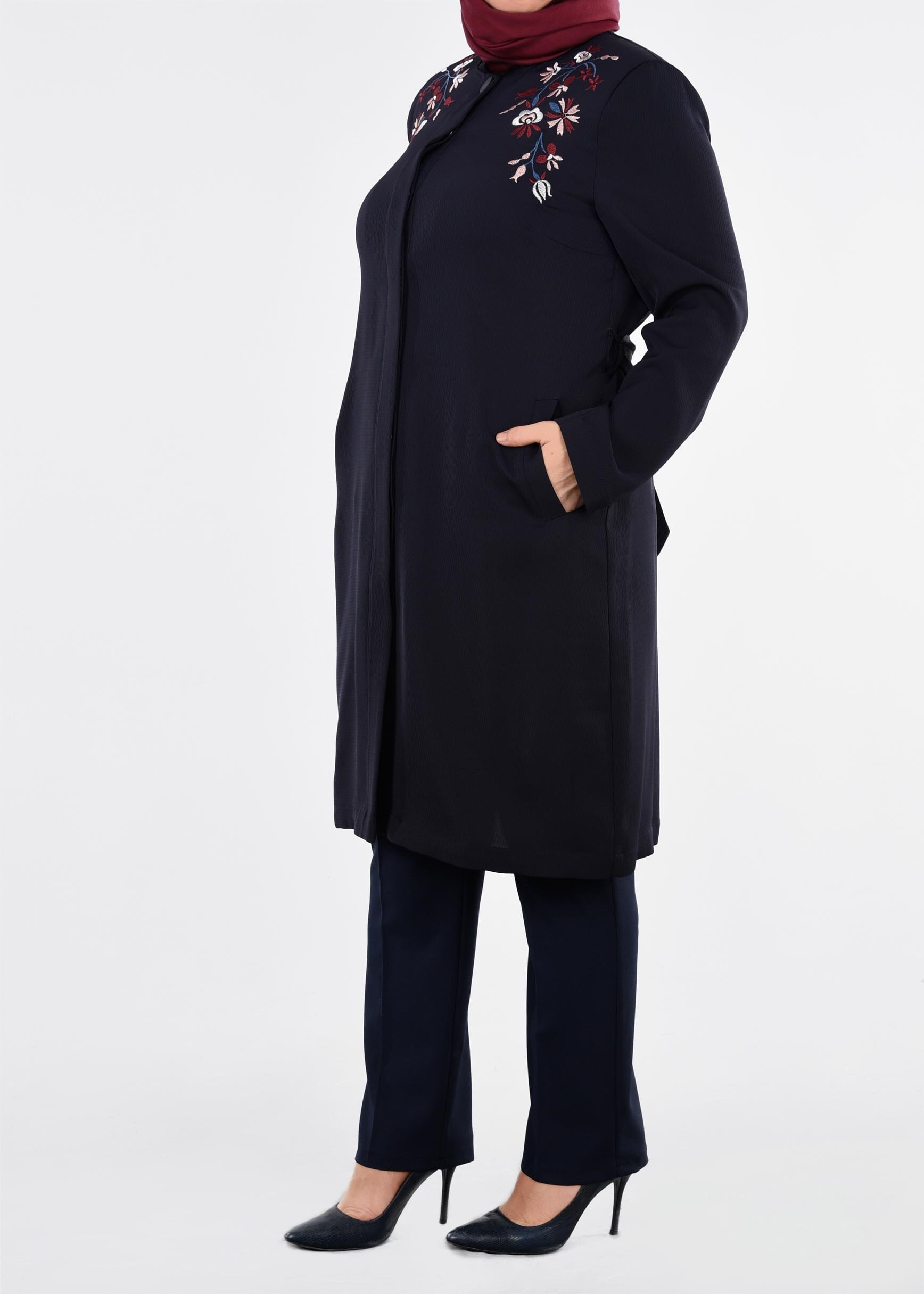 Tesettür giyim LACİVERT NAKIŞLI KUŞAKLI HAKİM YAKA TRENÇKOT 1120