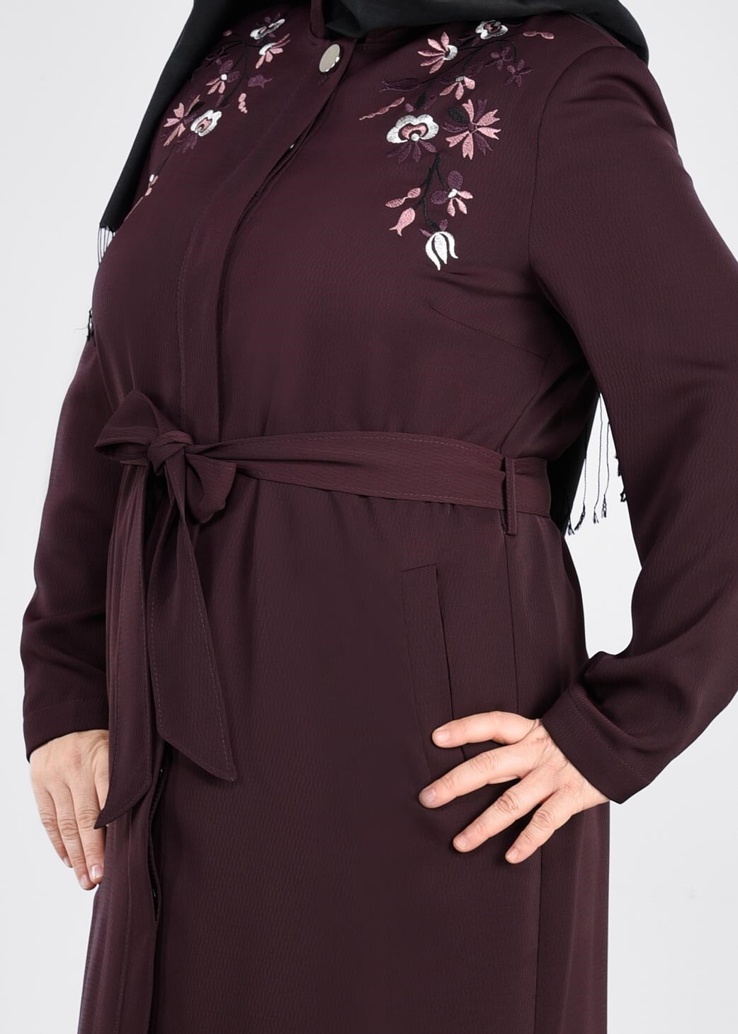 Tesettür giyim MÜRDÜM NAKIŞLI KUŞAKLI HAKİM YAKA TRENÇKOT 1120