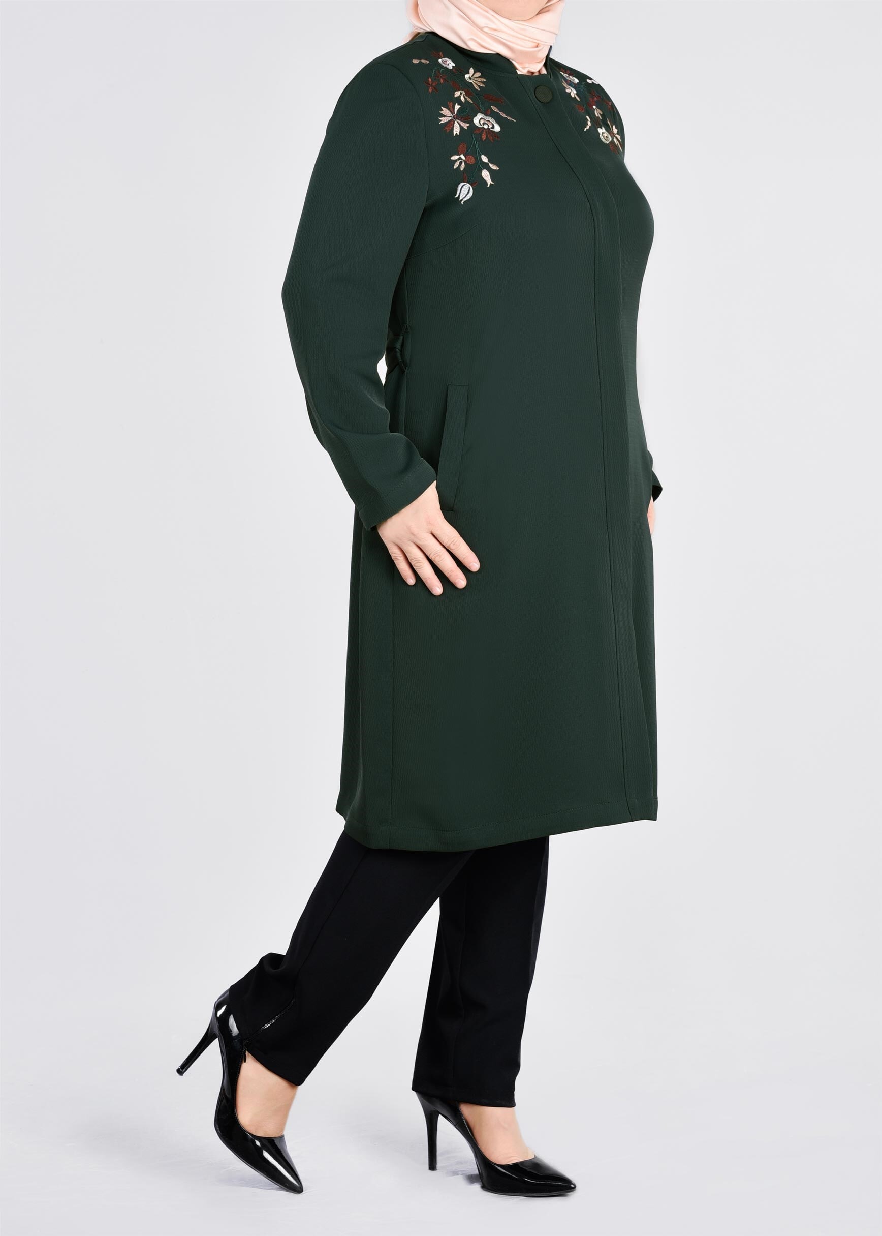 Tesettür giyim YEŞİL NAKIŞLI KUŞAKLI HAKİM YAKA TRENÇKOT 1120