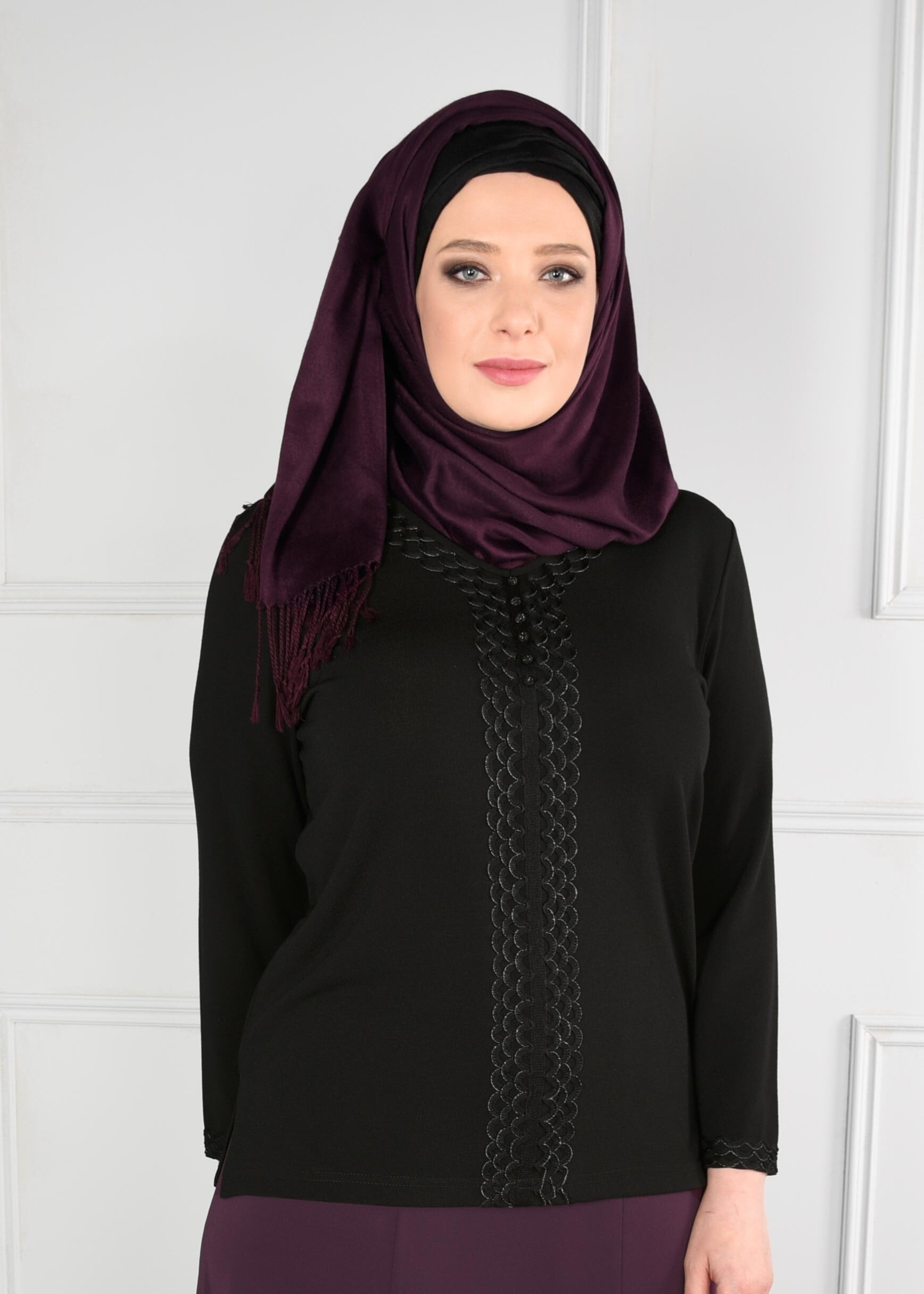 Tesettür giyim SİYAH NAKIŞLI V YAKA TRİKO BLUZ 2765