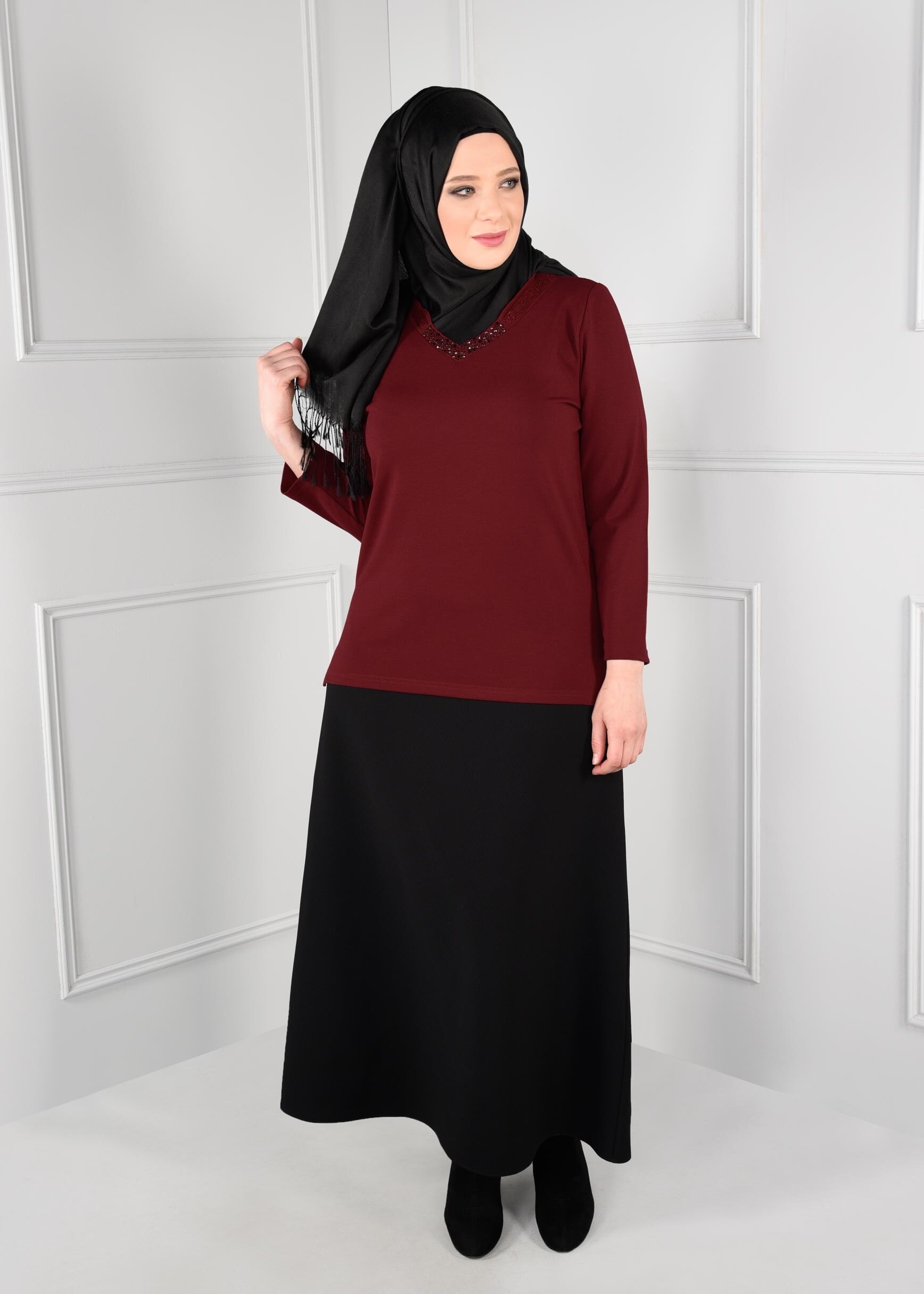 Tesettür giyim KIRMIZI YAKASI TAŞ BASKILI YANLARI YIRTMAÇLI TRİKO BLUZ 2769