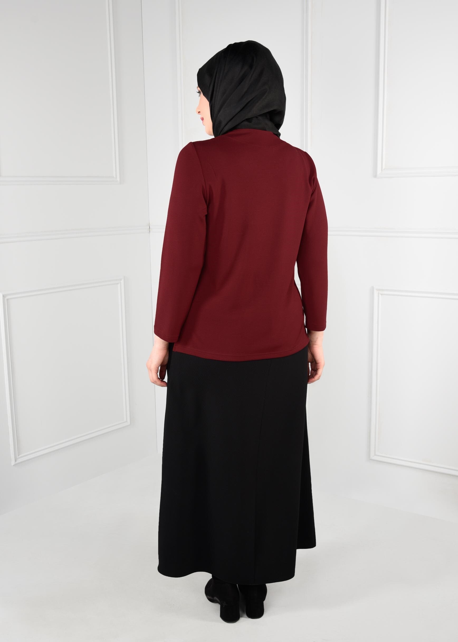 Tesettür giyim KIRMIZI YAKASI TAŞ BASKILI YANLARI YIRTMAÇLI TRİKO BLUZ 2769