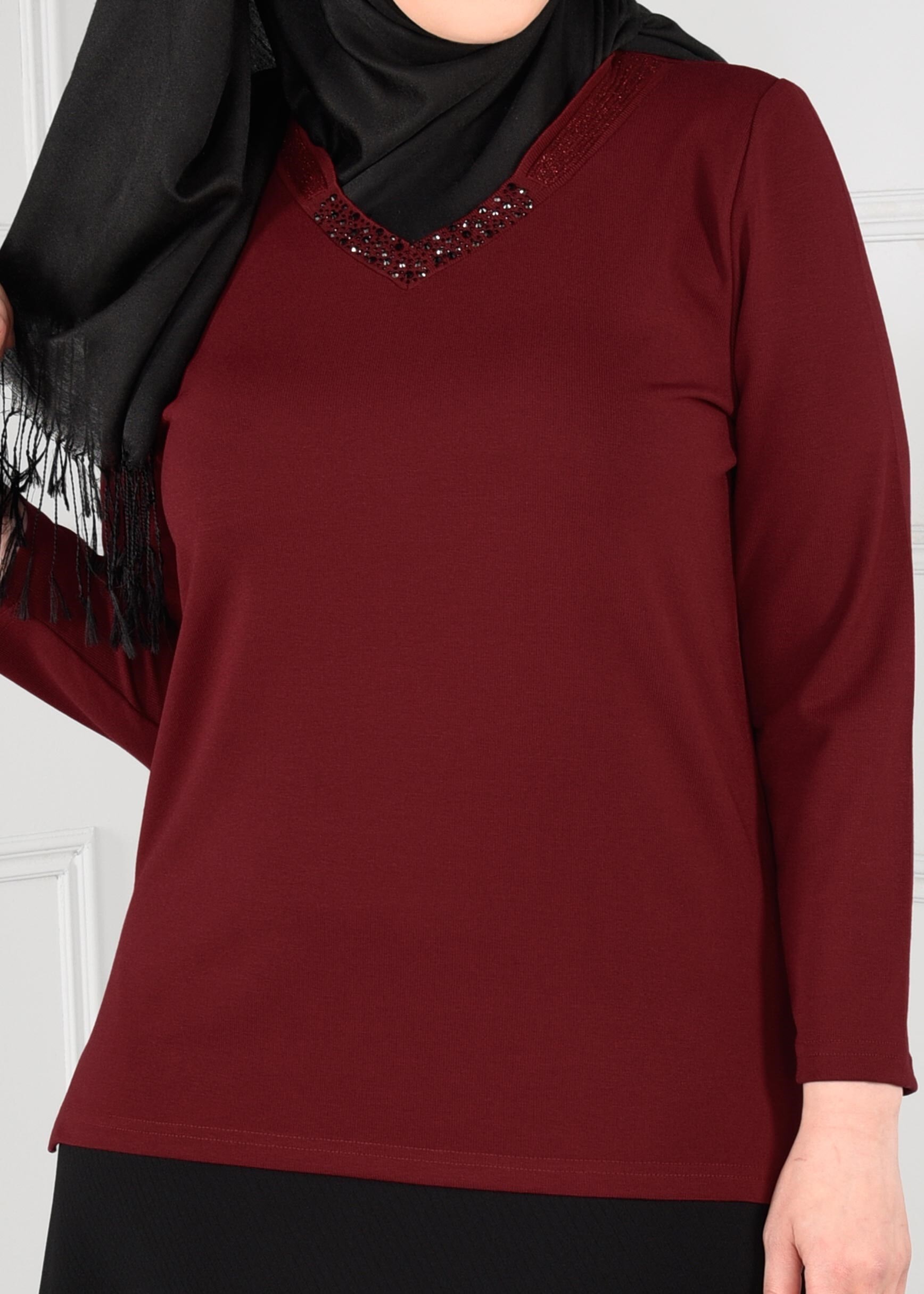 Tesettür giyim KIRMIZI YAKASI TAŞ BASKILI YANLARI YIRTMAÇLI TRİKO BLUZ 2769