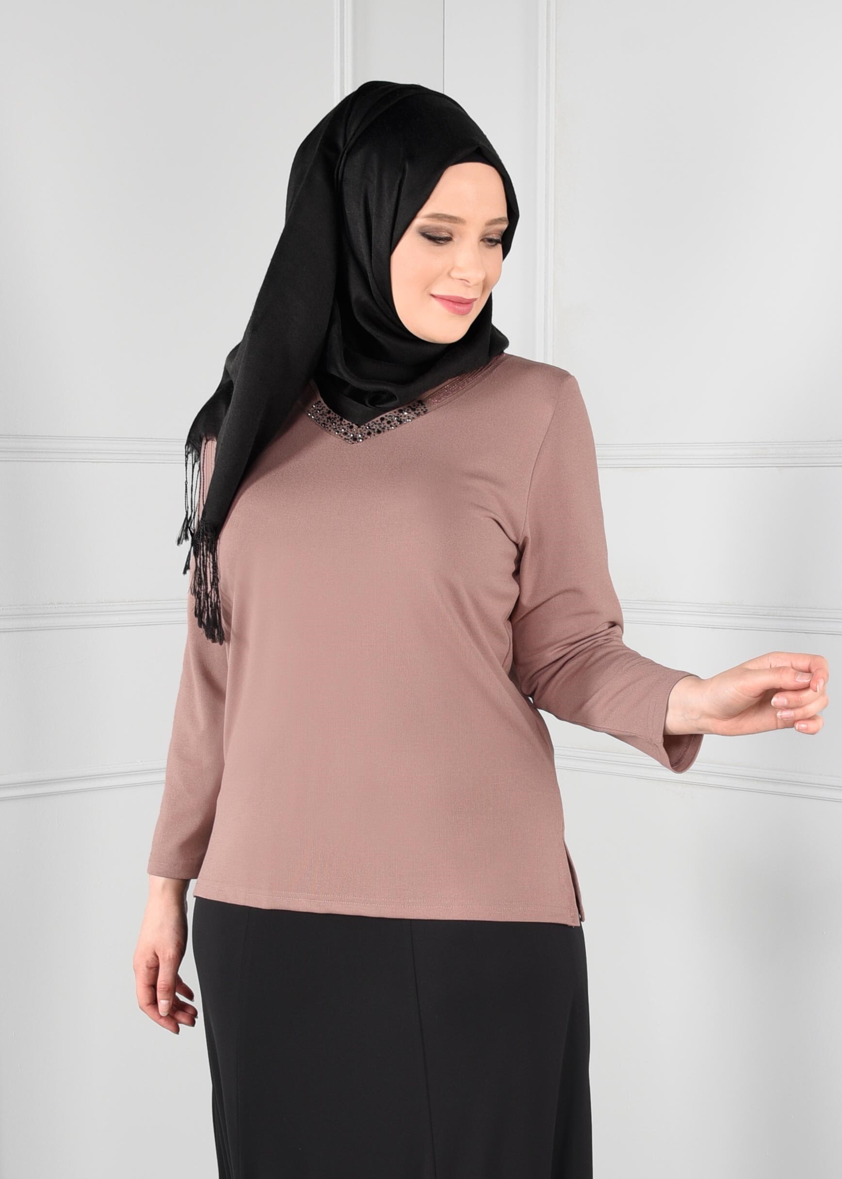 Tesettür giyim PUDRA YAKASI TAŞ BASKILI YANLARI YIRTMAÇLI TRİKO BLUZ 2769