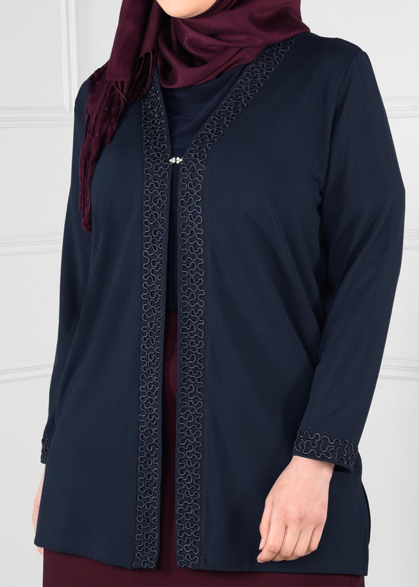 Tesettür giyim LACİVERT MANŞETLERİ YAKASI NAKIŞ DETAYLI TRİKO BLUZ  2771