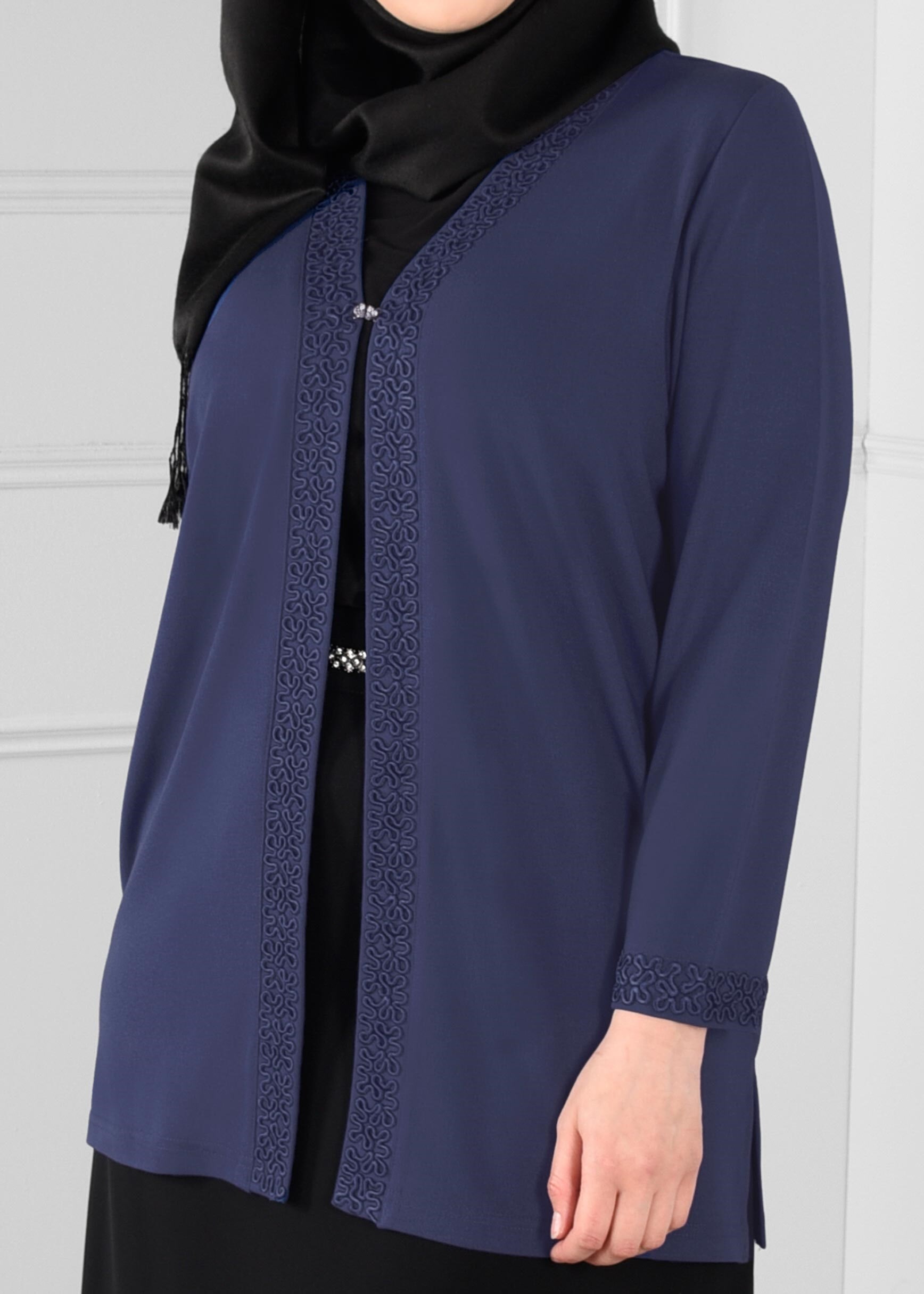 Tesettür giyim LACİVERT MANŞETLERİ YAKASI NAKIŞ DETAYLI TRİKO BLUZ  2771