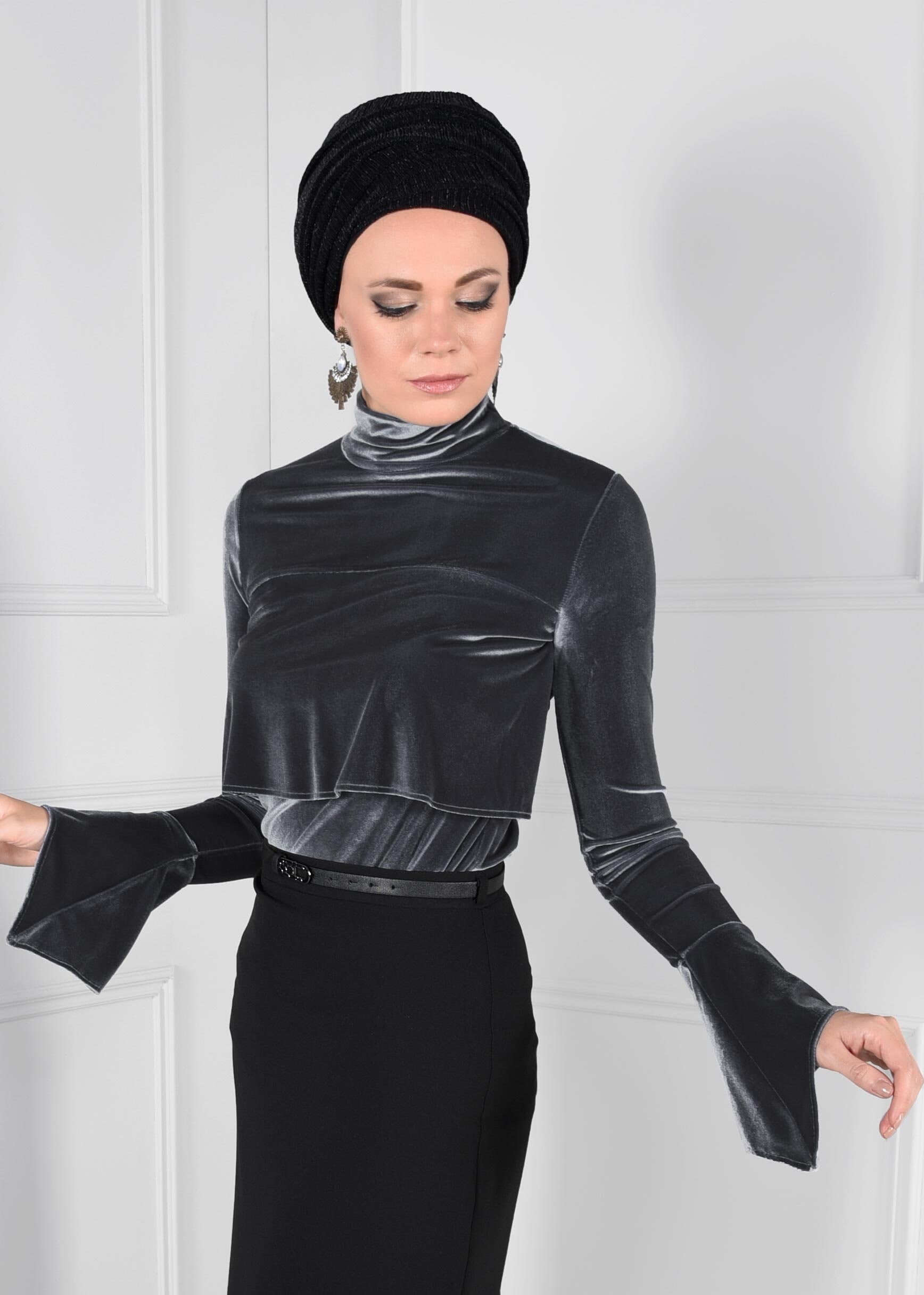 Tesettür giyim GRİ VOLAN DETAYLI BALIKÇI YAKA KADİFE BLUZ 4605