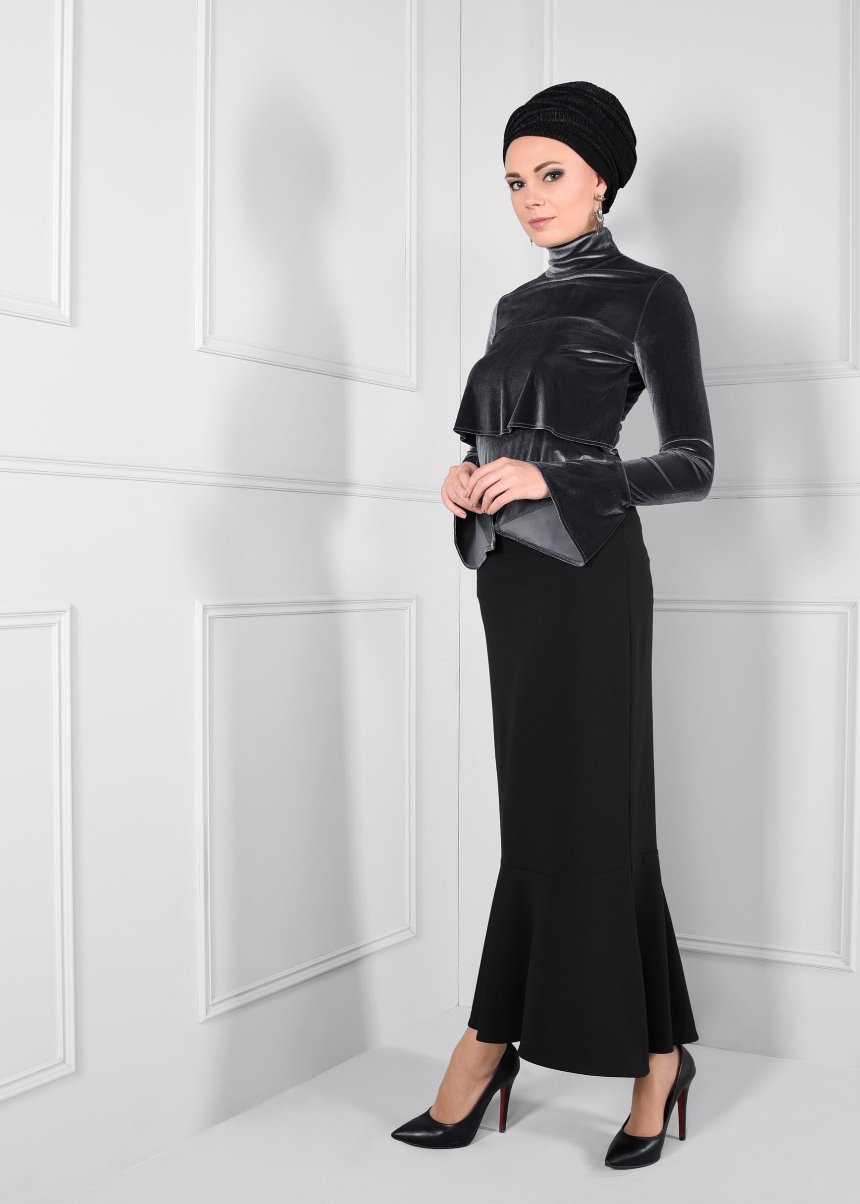 Tesettür giyim GRİ VOLAN DETAYLI BALIKÇI YAKA KADİFE BLUZ 4605