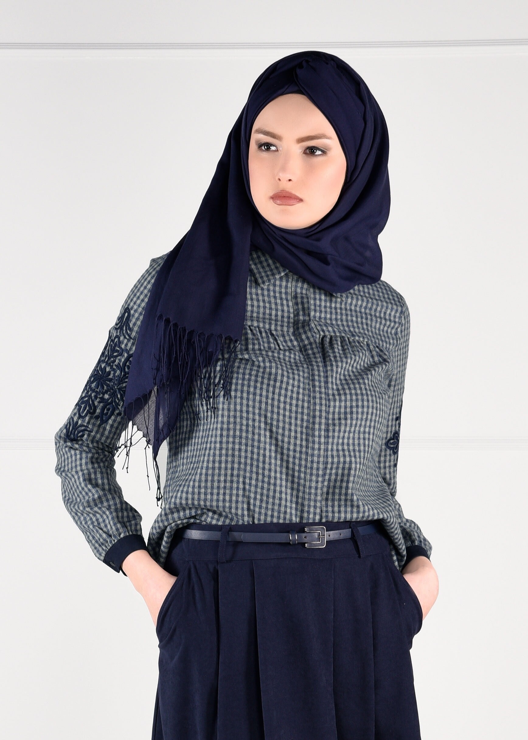 Tesettür giyim LACİVERT NAKIŞLI PÖTİKARE BLUZ 4617