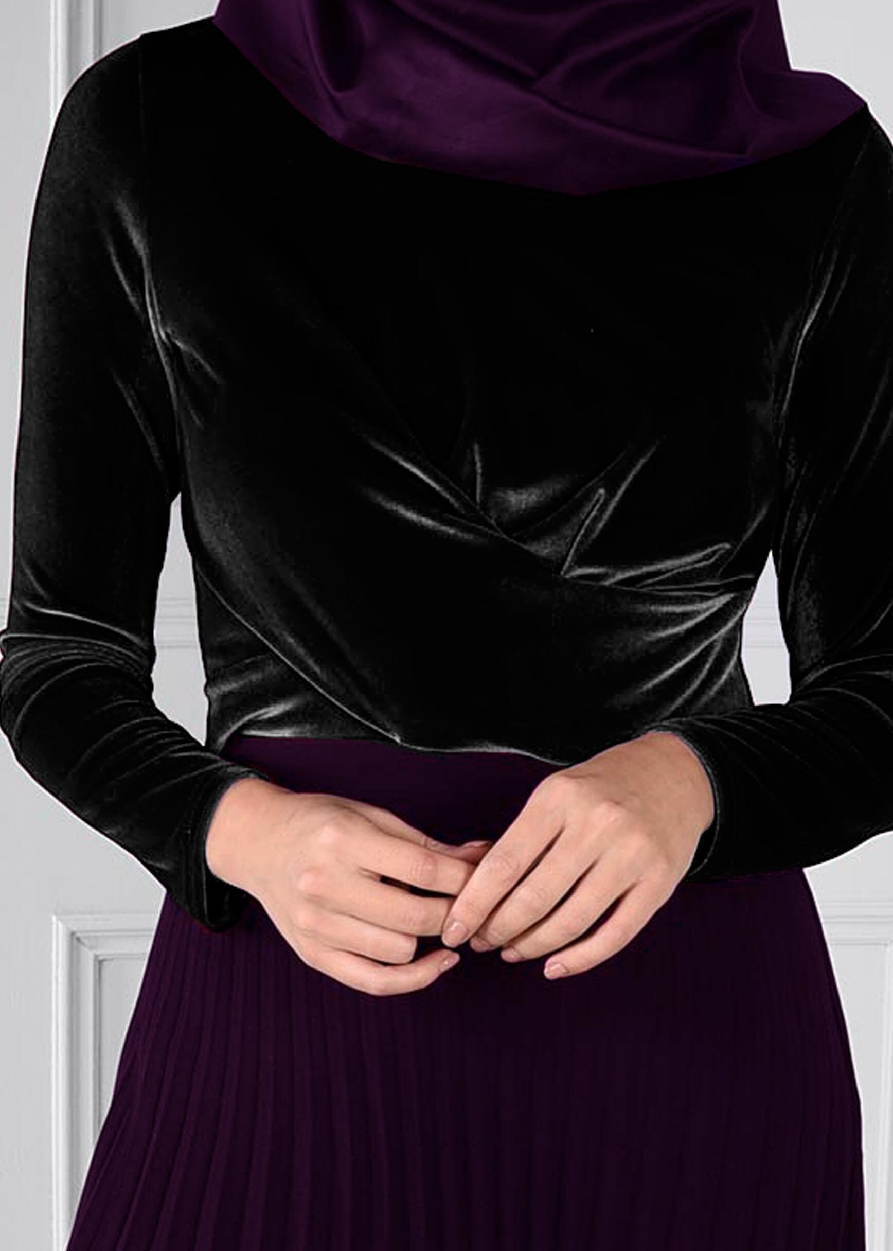 Tesettür giyim SİYAH BELDEN BÜZGÜ DETAYLI KADİFE BLUZ 4670