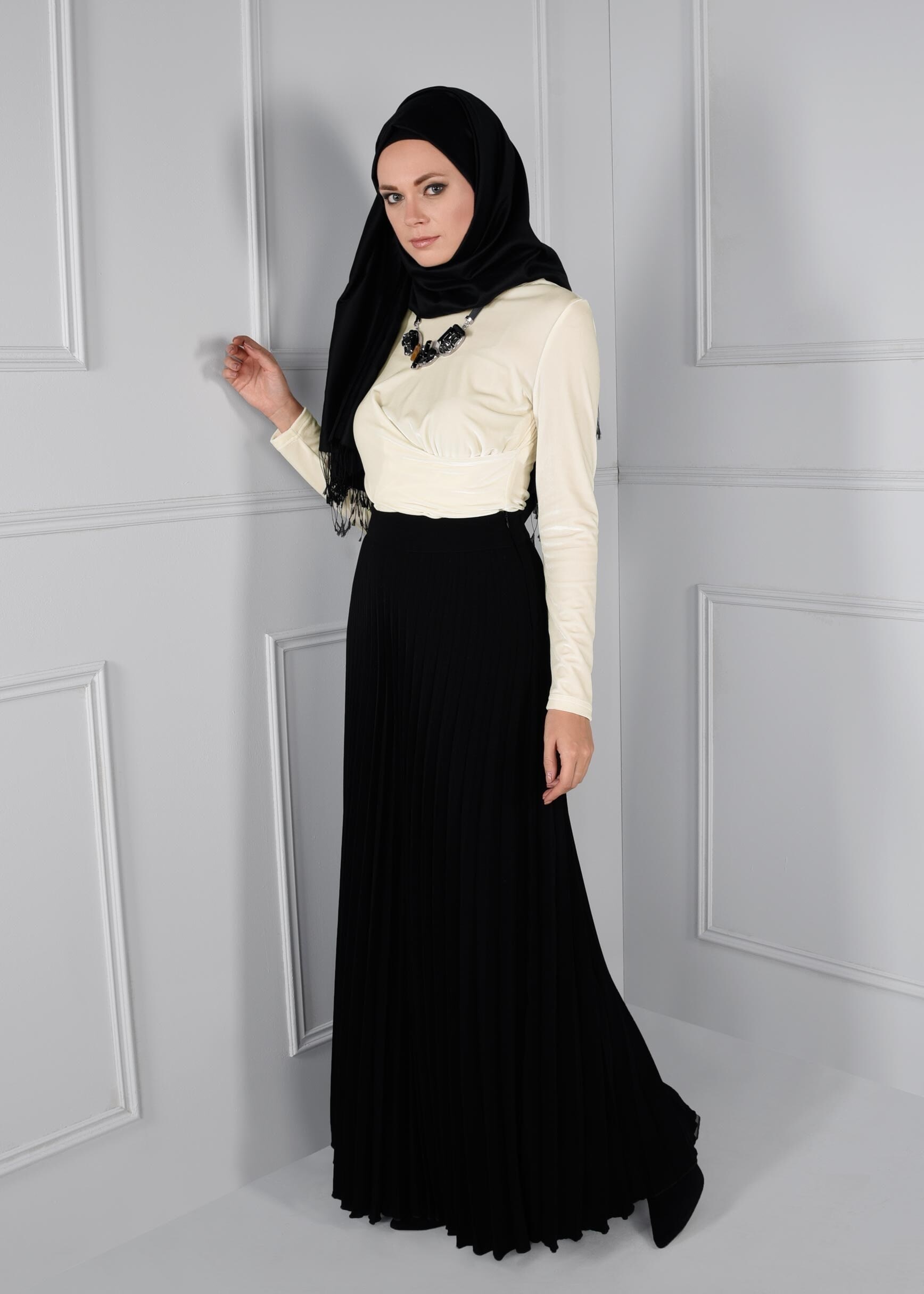 Tesettür giyim BEYAZ BELDEN BÜZGÜ DETAYLI KADİFE BLUZ 4670