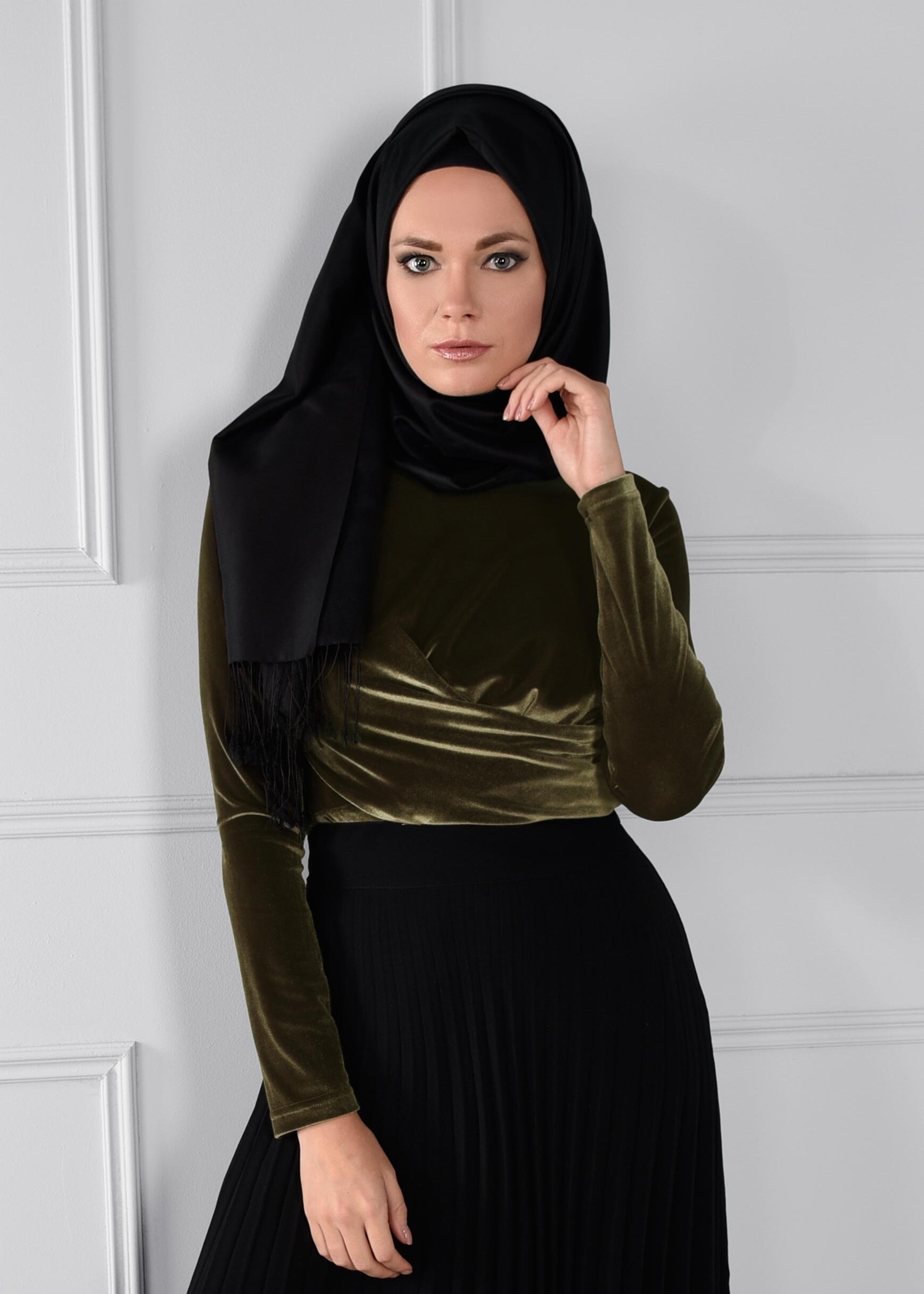 Tesettür giyim HAKİ BELDEN BÜZGÜ DETAYLI KADİFE BLUZ 4670