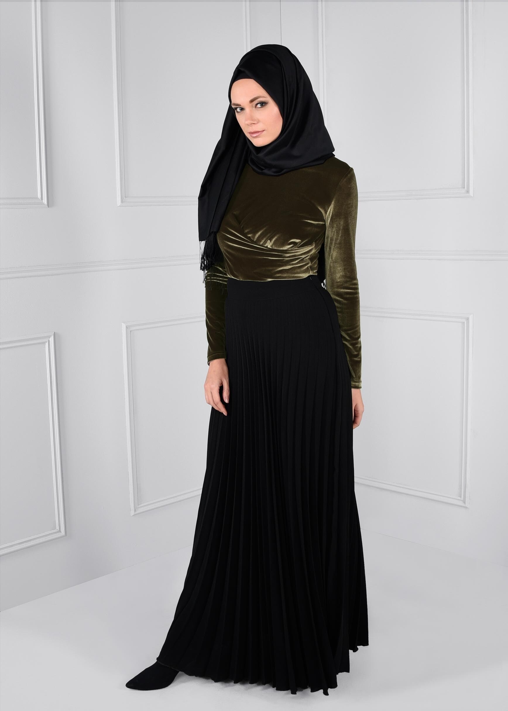 Tesettür giyim HAKİ BELDEN BÜZGÜ DETAYLI KADİFE BLUZ 4670