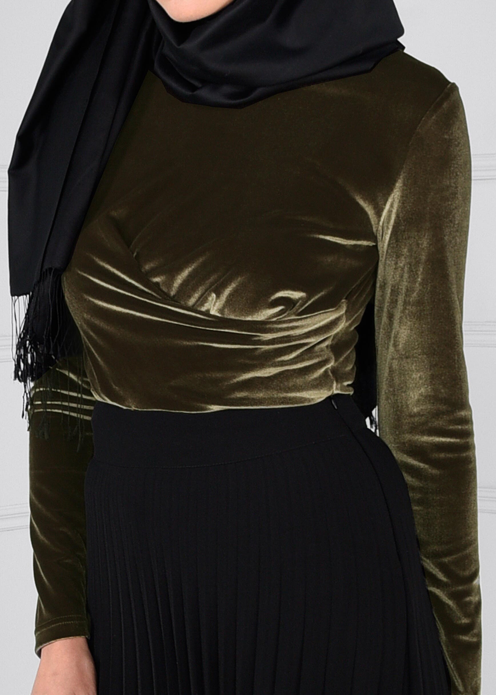 Tesettür giyim HAKİ BELDEN BÜZGÜ DETAYLI KADİFE BLUZ 4670