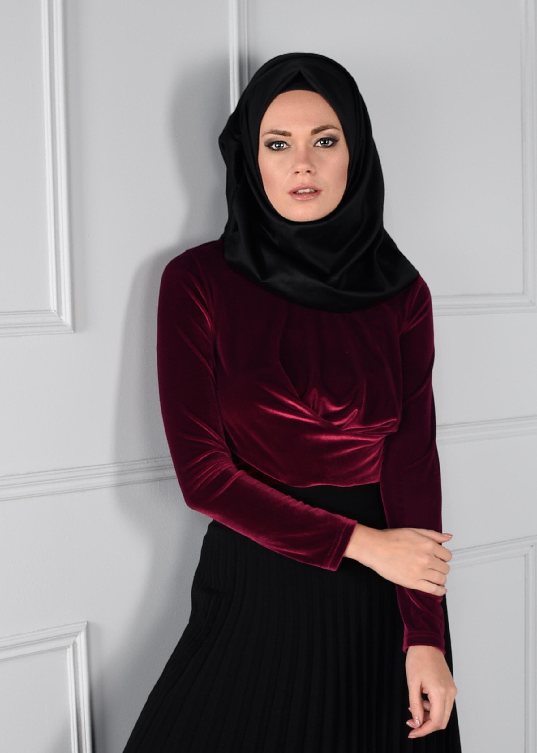 Tesettür giyim BORDO BELDEN BÜZGÜ DETAYLI KADİFE BLUZ 4670