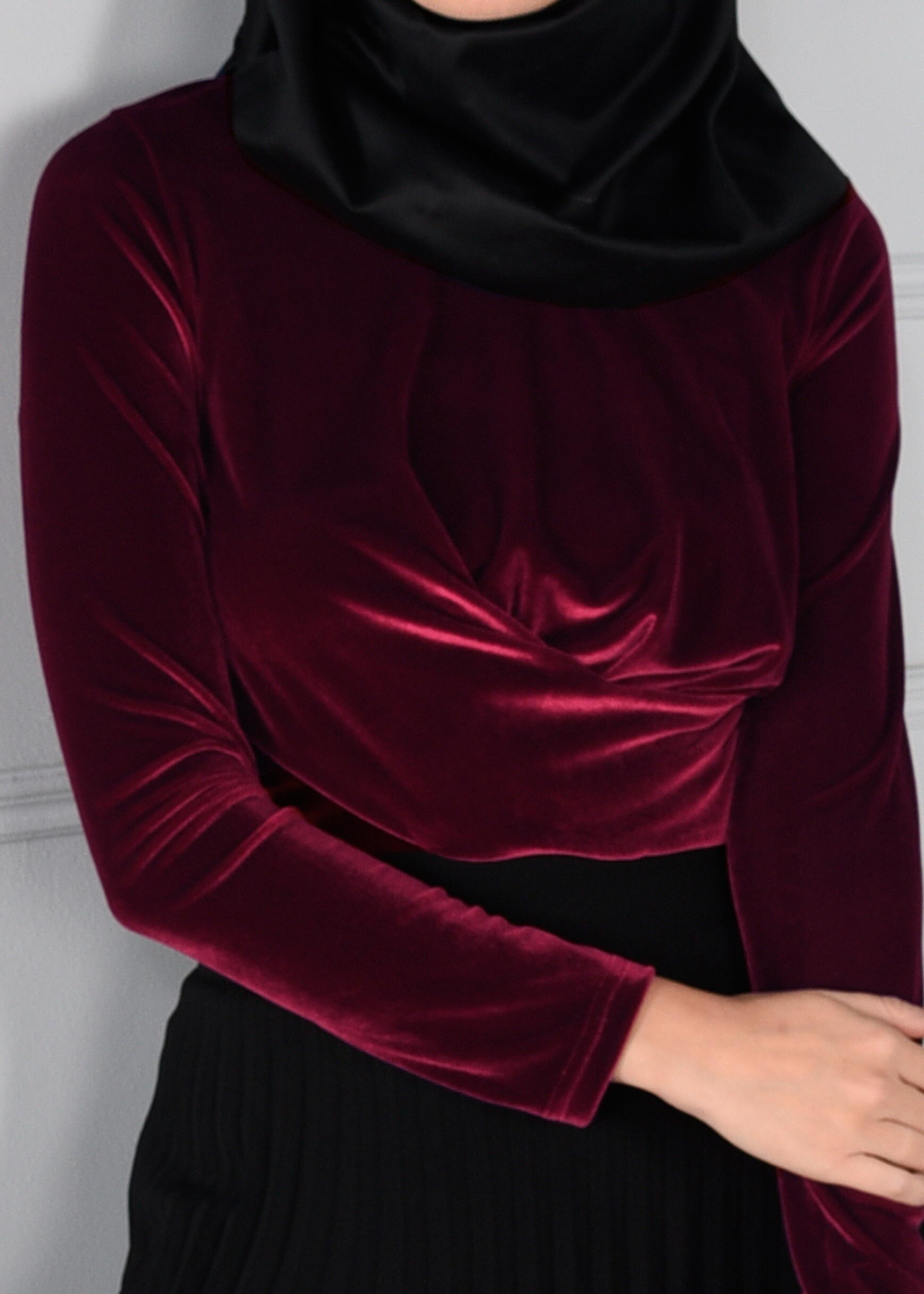 Tesettür giyim BORDO BELDEN BÜZGÜ DETAYLI KADİFE BLUZ 4670