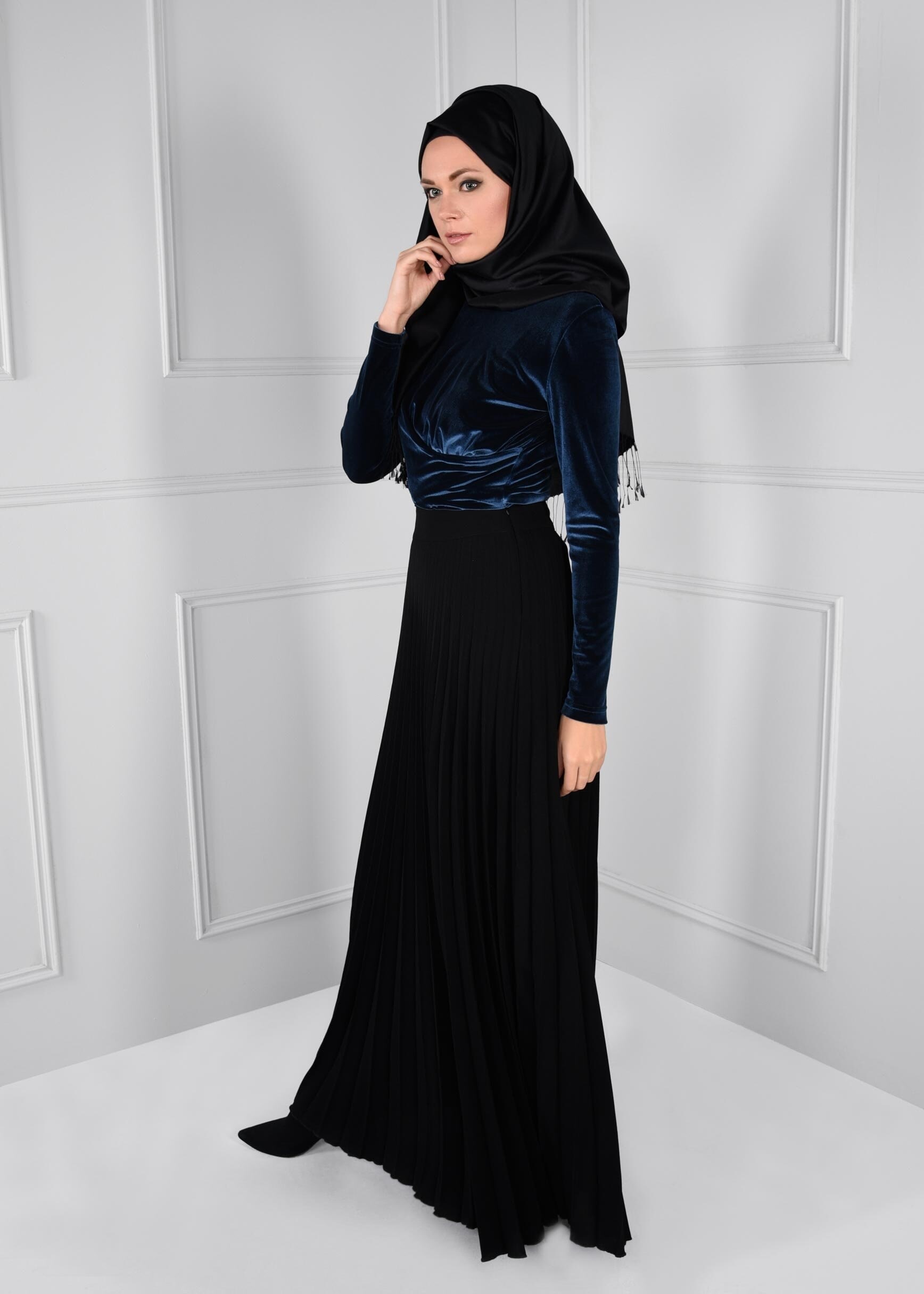 Tesettür giyim LACİVERT BELDEN BÜZGÜ DETAYLI KADİFE BLUZ 4670