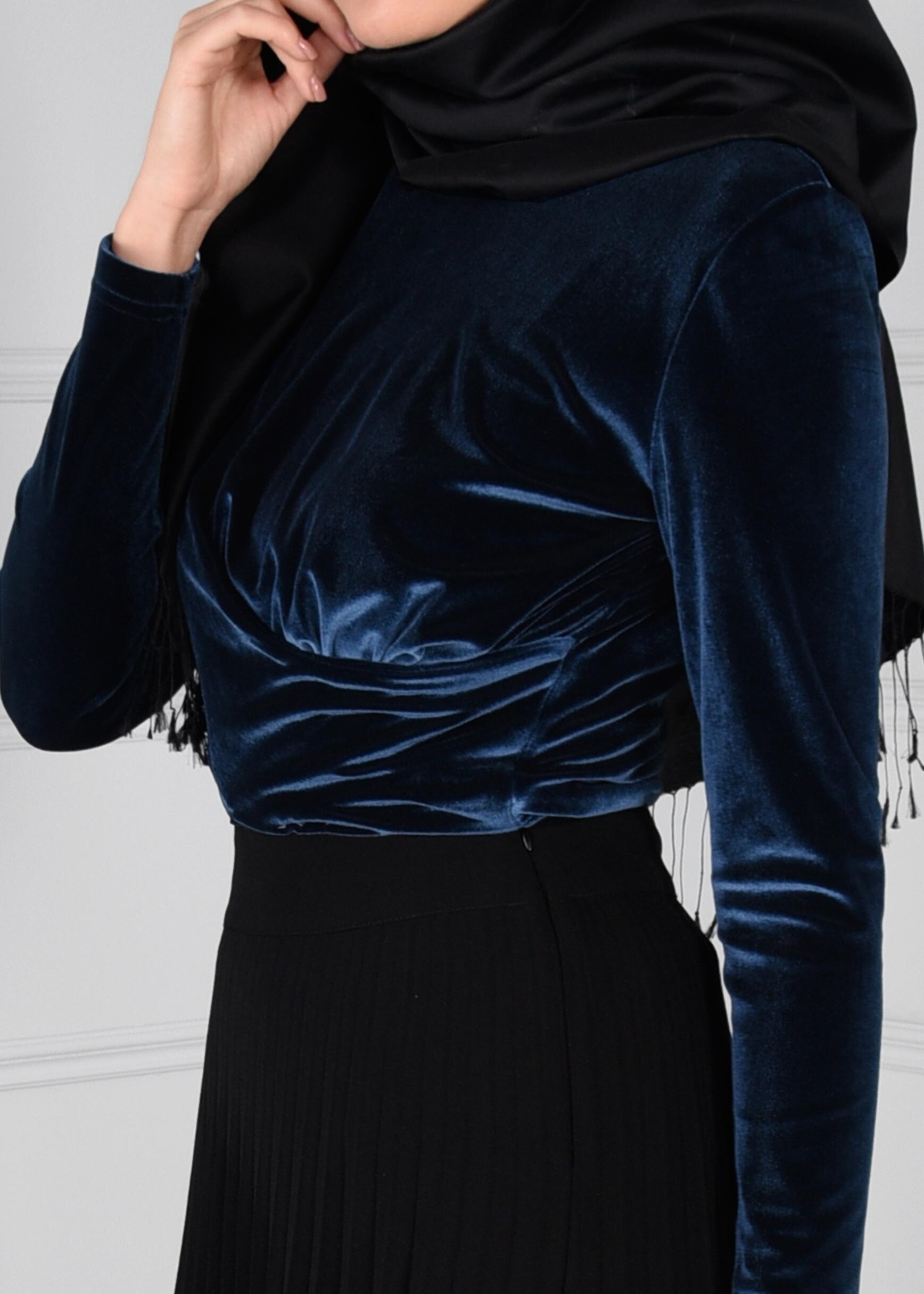 Tesettür giyim LACİVERT BELDEN BÜZGÜ DETAYLI KADİFE BLUZ 4670