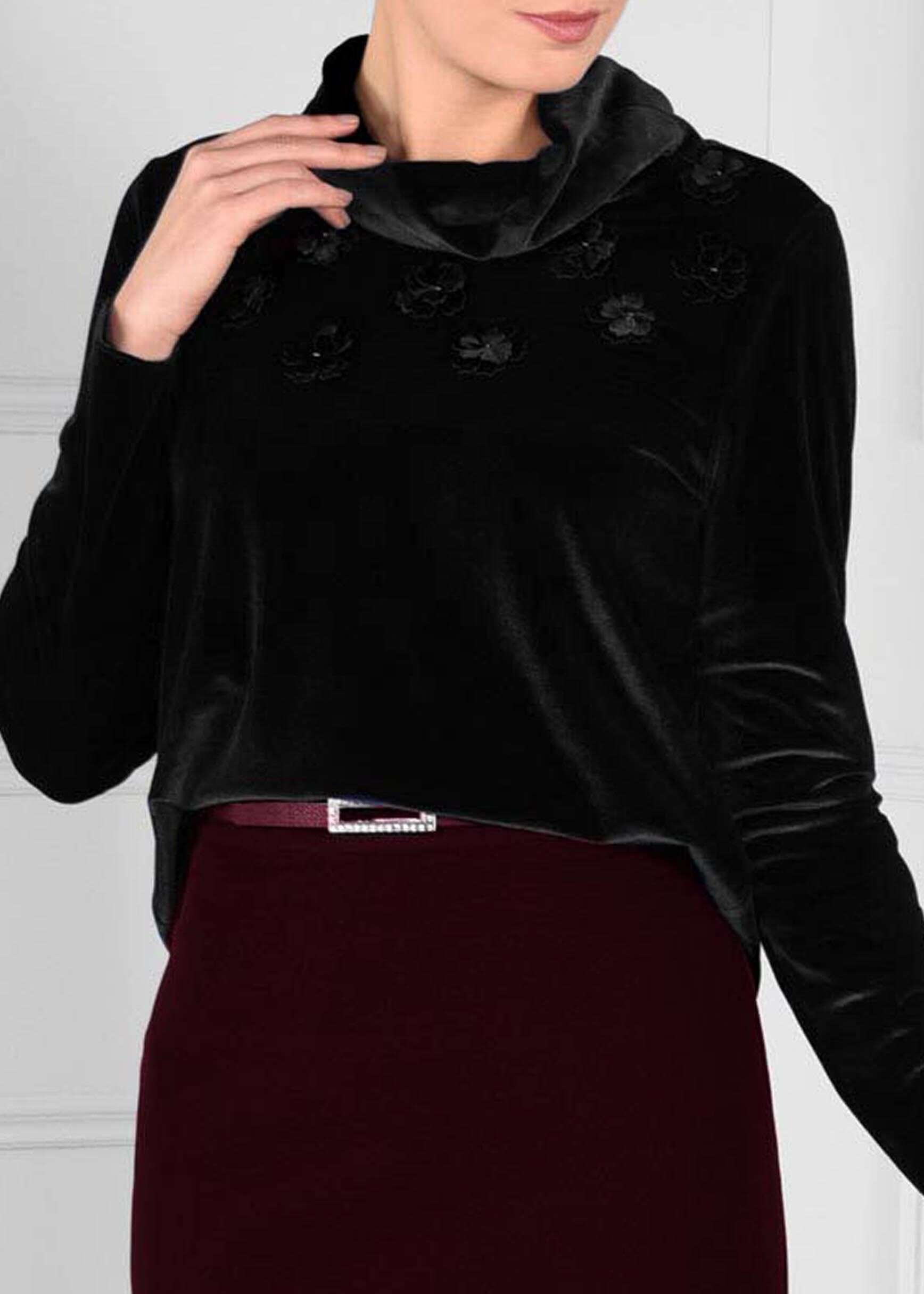 Tesettür giyim SİYAH ÜÇ BOYUTLU ÇİÇEK İŞLEMELİ ŞAL YAKALI KADİFE BLUZ 4679