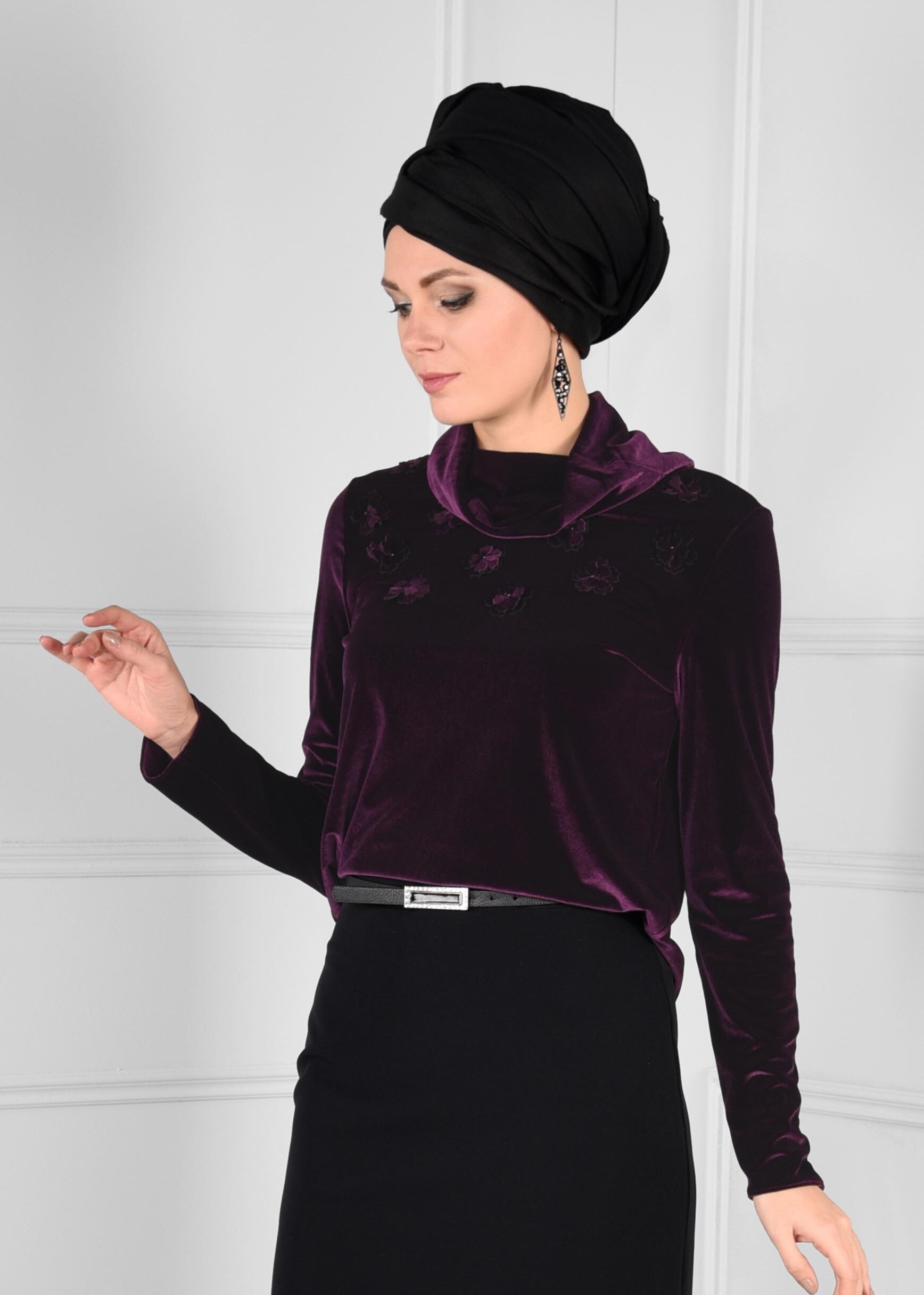 Tesettür giyim MÜRDÜM ÜÇ BOYUTLU ÇİÇEK İŞLEMELİ ŞAL YAKALI KADİFE BLUZ 4679