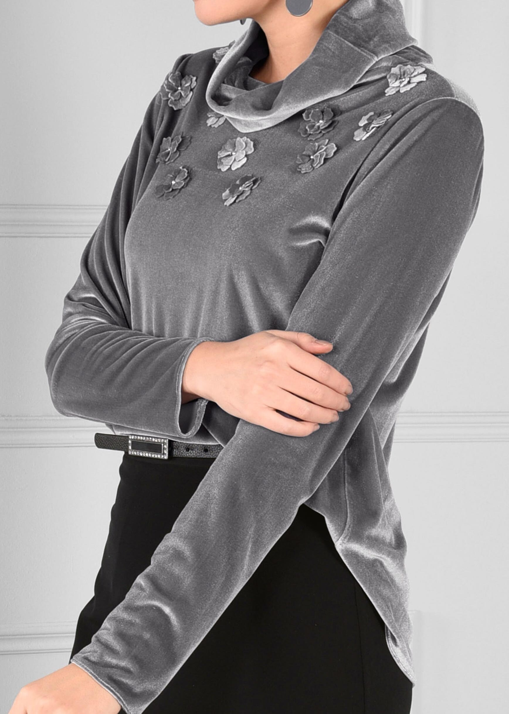 Tesettür giyim GÜMÜŞ ÜÇ BOYUTLU ÇİÇEK İŞLEMELİ ŞAL YAKALI KADİFE BLUZ 4679