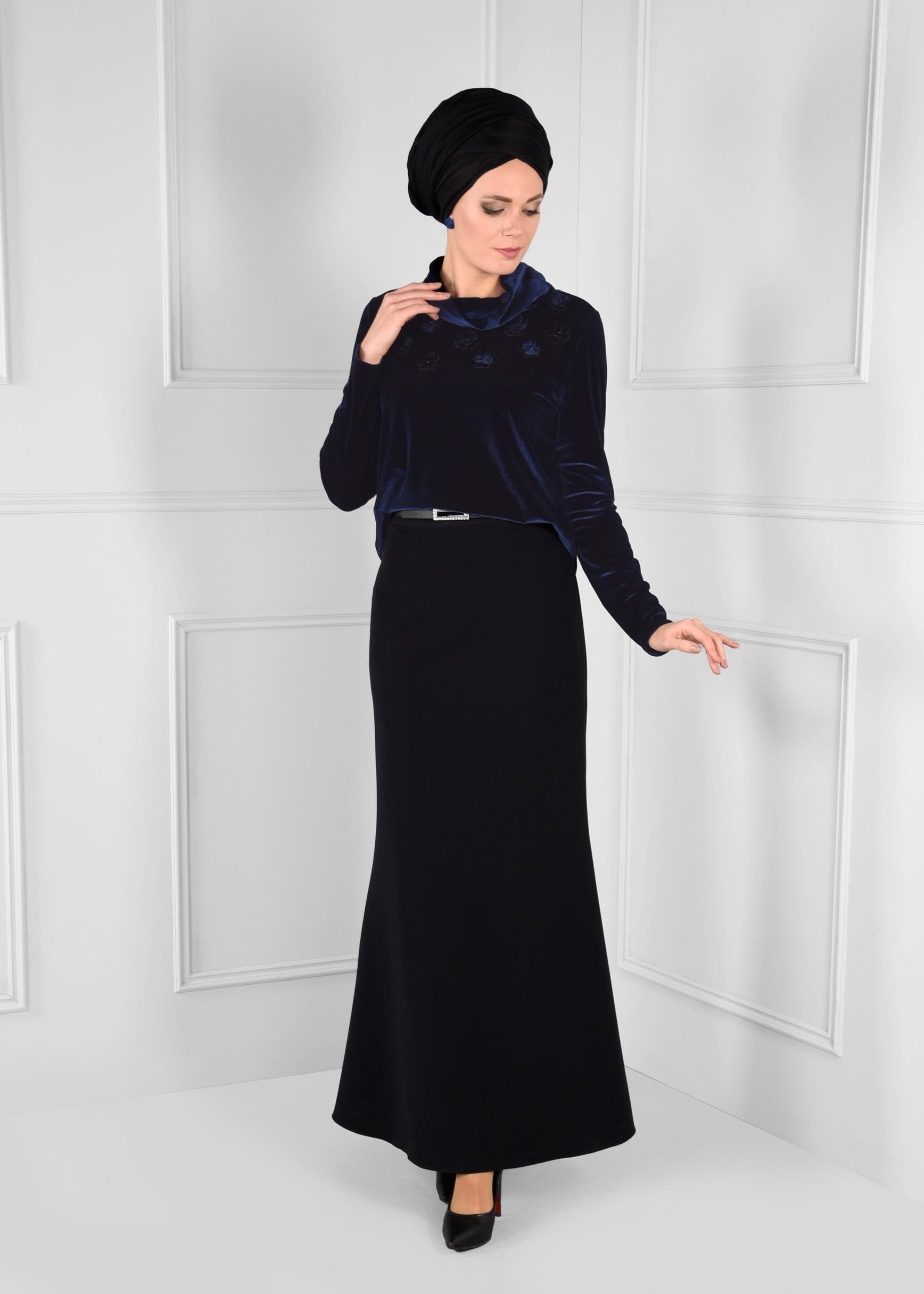 Tesettür giyim MAVİ ÜÇ BOYUTLU ÇİÇEK İŞLEMELİ ŞAL YAKALI KADİFE BLUZ 4679