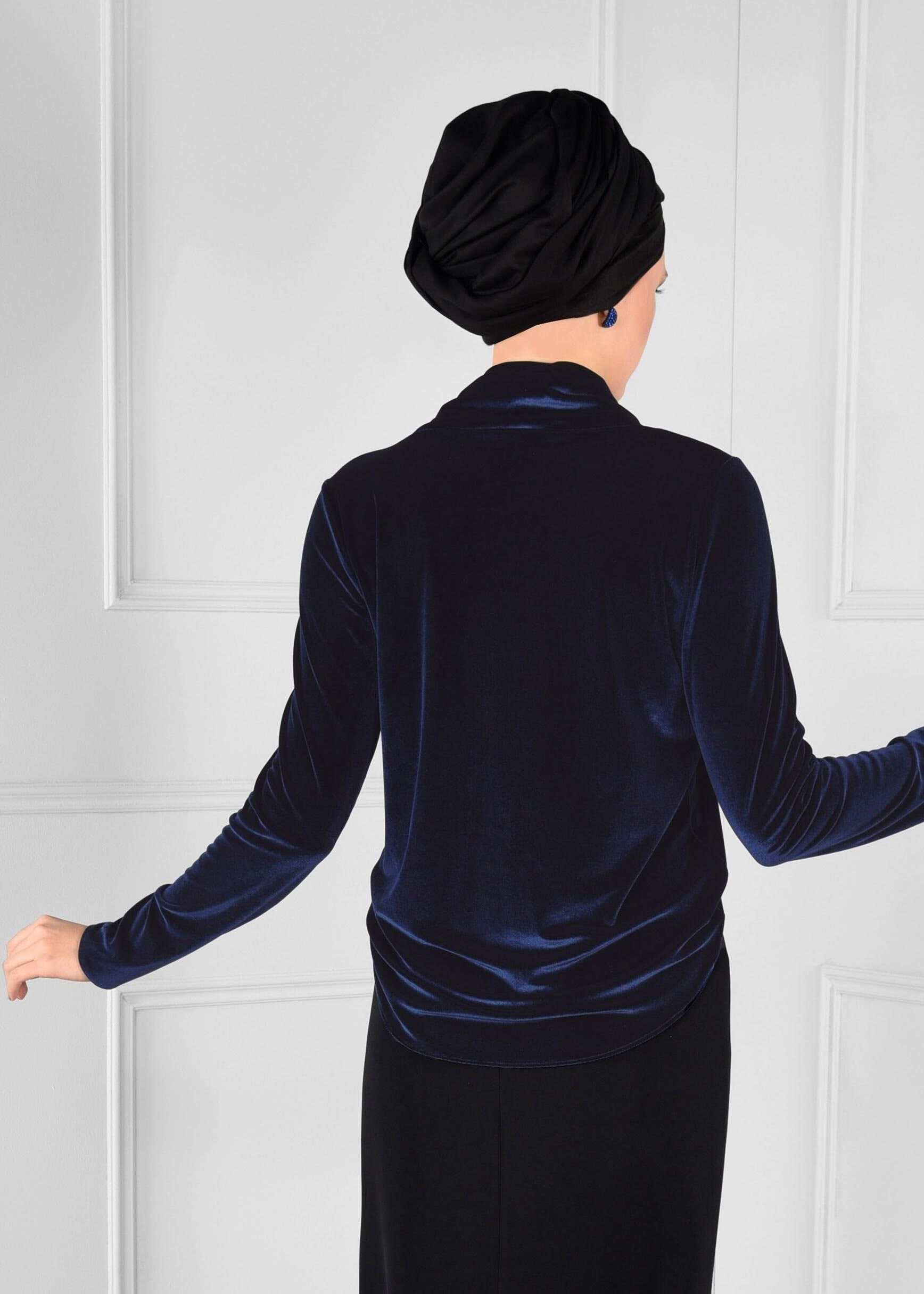 Tesettür giyim MAVİ ÜÇ BOYUTLU ÇİÇEK İŞLEMELİ ŞAL YAKALI KADİFE BLUZ 4679