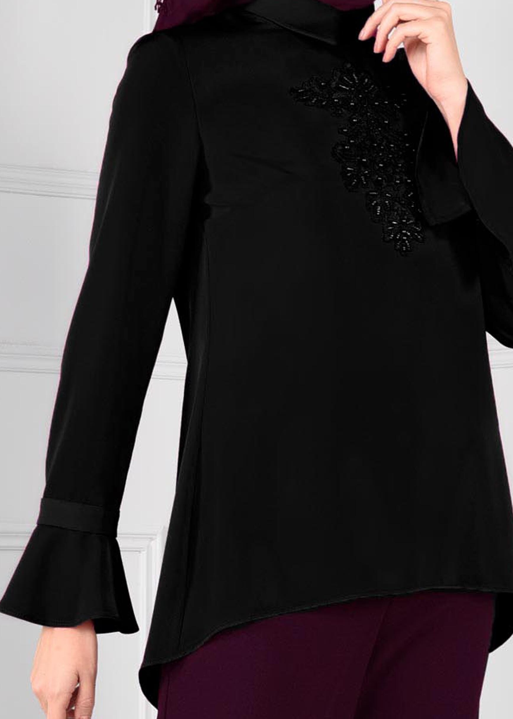 Tesettür giyim SİYAH GÜPÜR DETAYLI FERMUARLI ASİMETRİK KESİM KREP BLUZ 4686