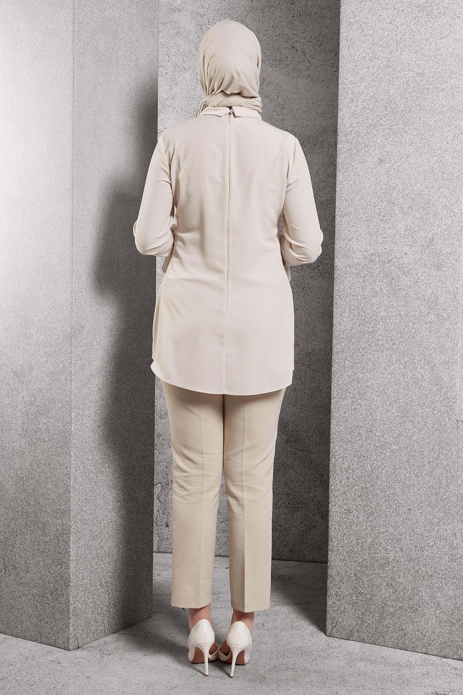 Tesettür giyim BEJ GÜPÜR DETAYLI FERMUARLI ASİMETRİK KESİM KREP BLUZ 4686