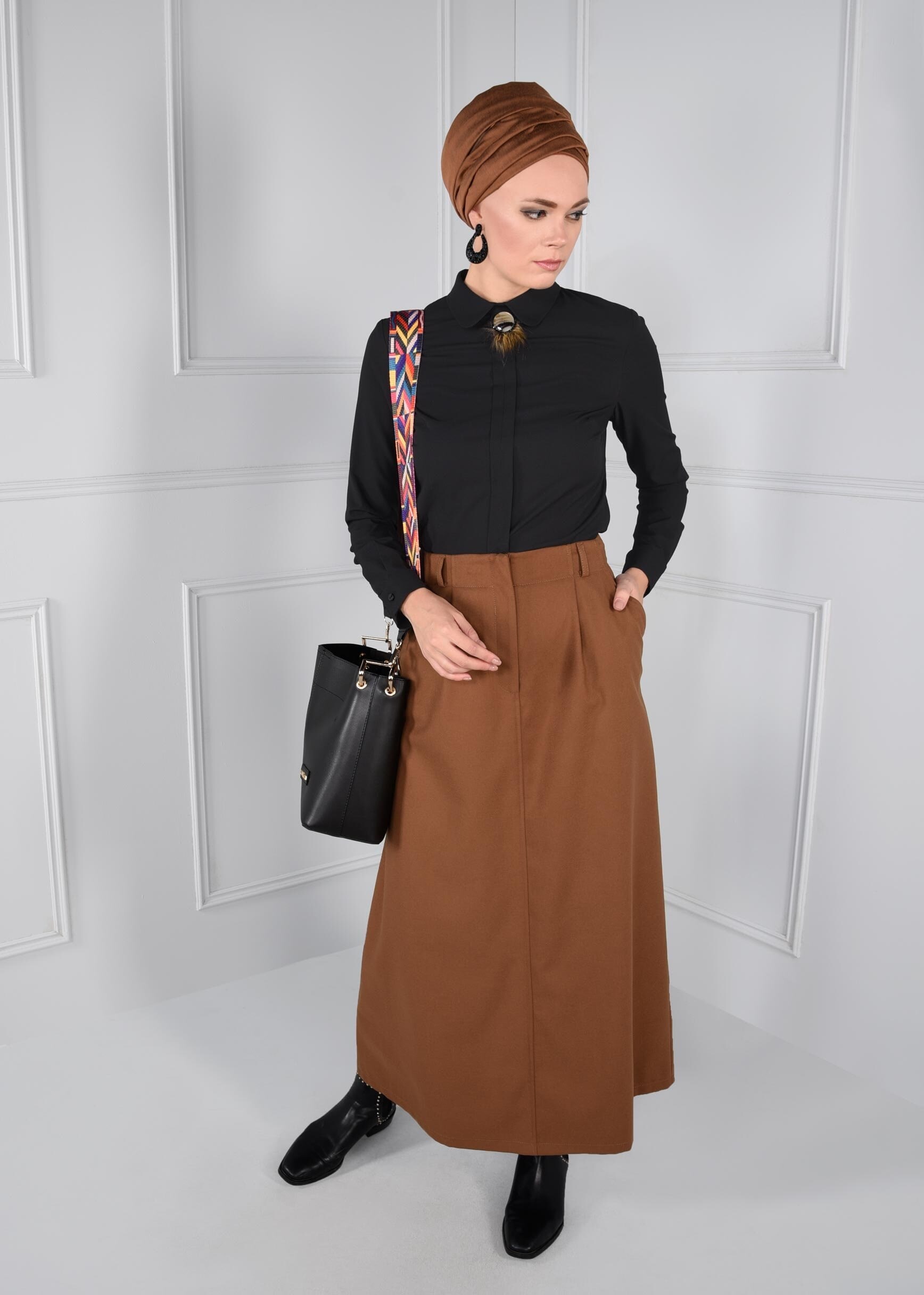 Tesettür giyim SİYAH BROŞ DETAYLI FERMUARLI BLUZ 4687