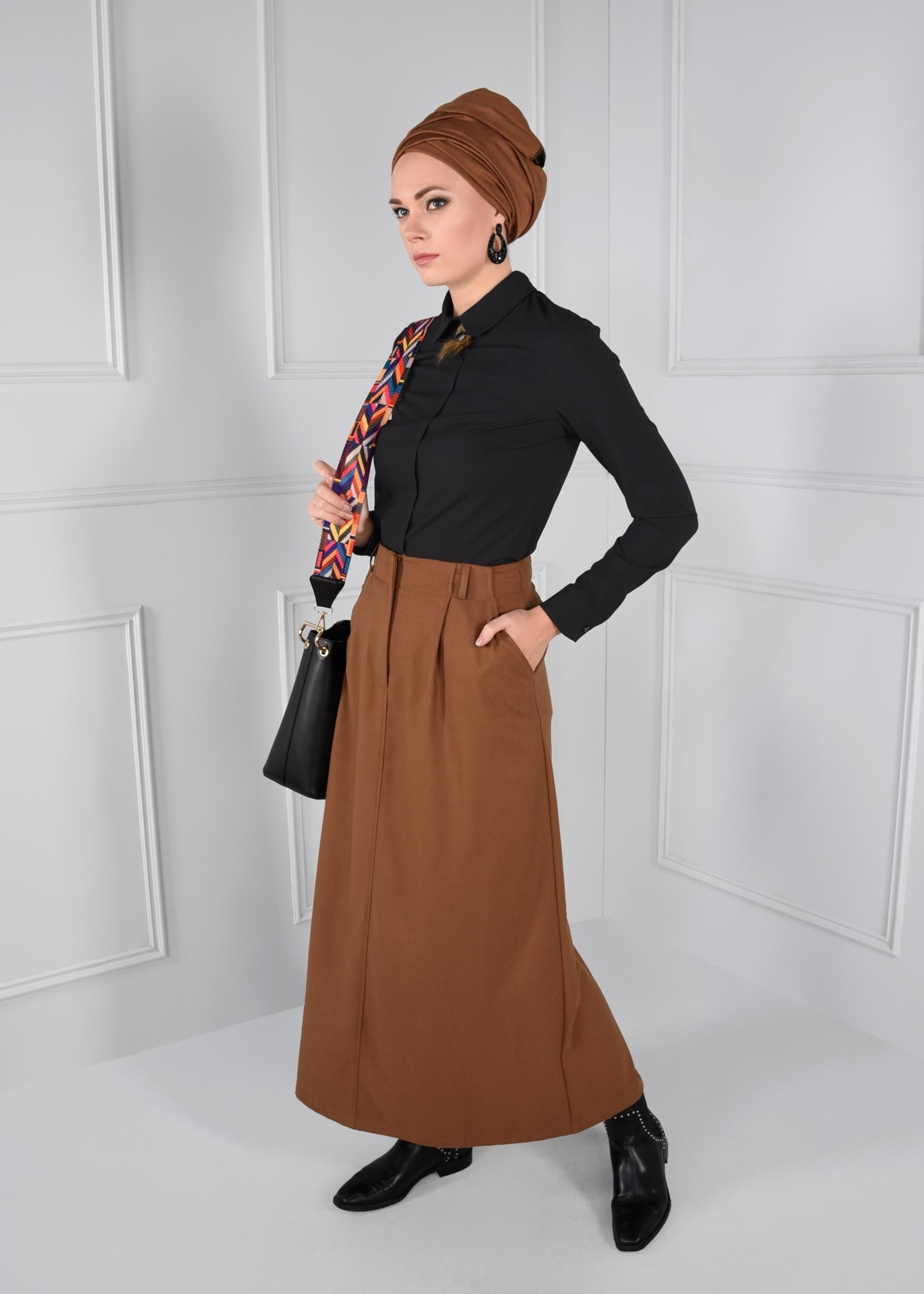 Tesettür giyim SİYAH BROŞ DETAYLI FERMUARLI BLUZ 4687