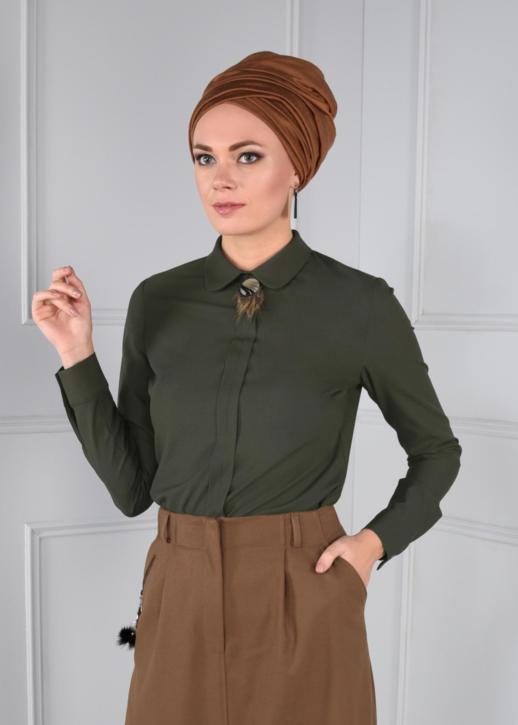 Tesettür giyim HAKİ BROŞ DETAYLI FERMUARLI BLUZ 4687