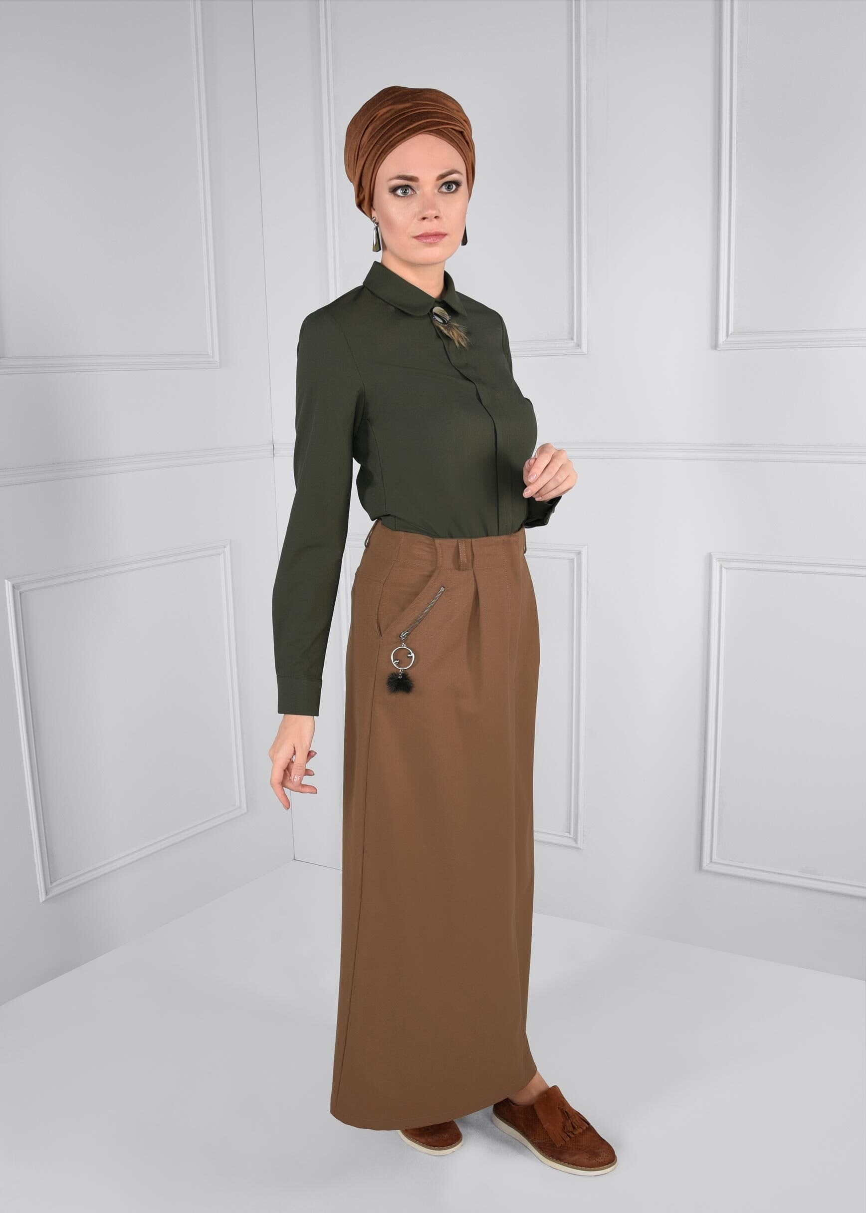 Tesettür giyim HAKİ BROŞ DETAYLI FERMUARLI BLUZ 4687