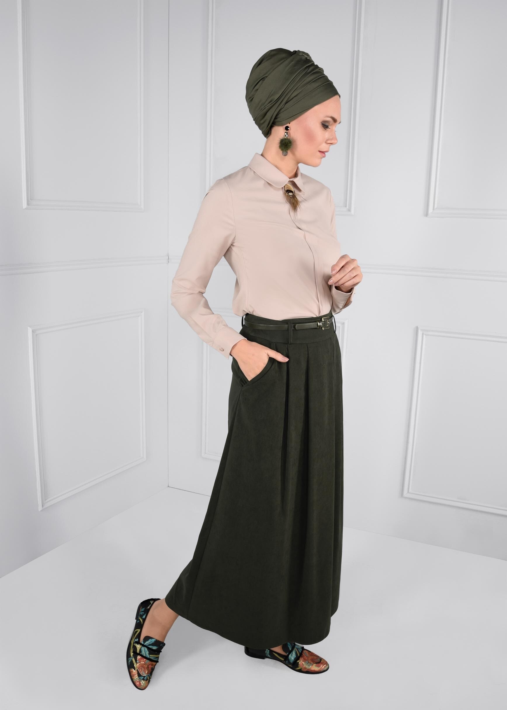 Tesettür giyim EKRU BROŞ DETAYLI FERMUARLI BLUZ 4687