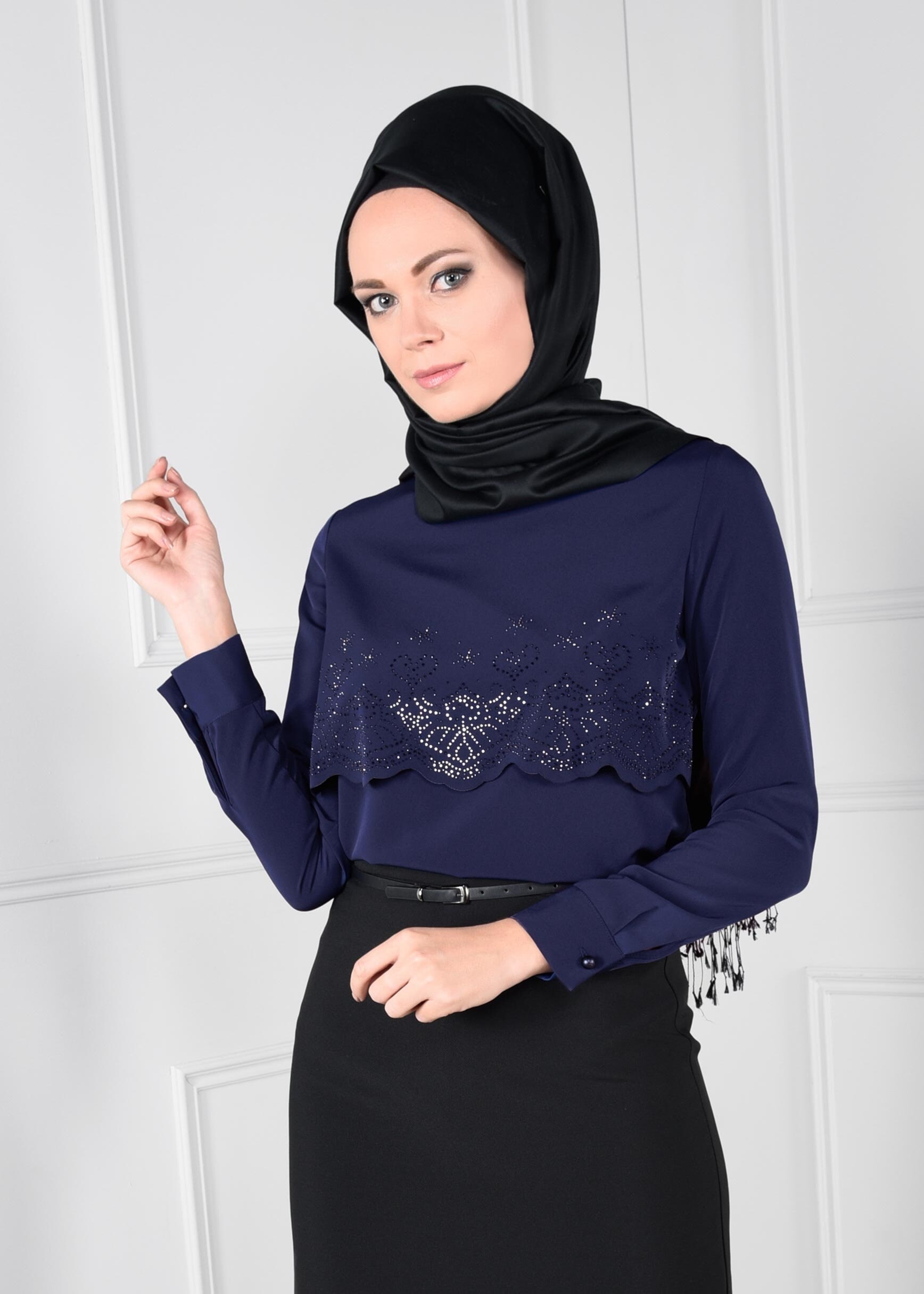 Tesettür giyim LACİVERT TAŞ BASKILI KREP BLUZ 4690