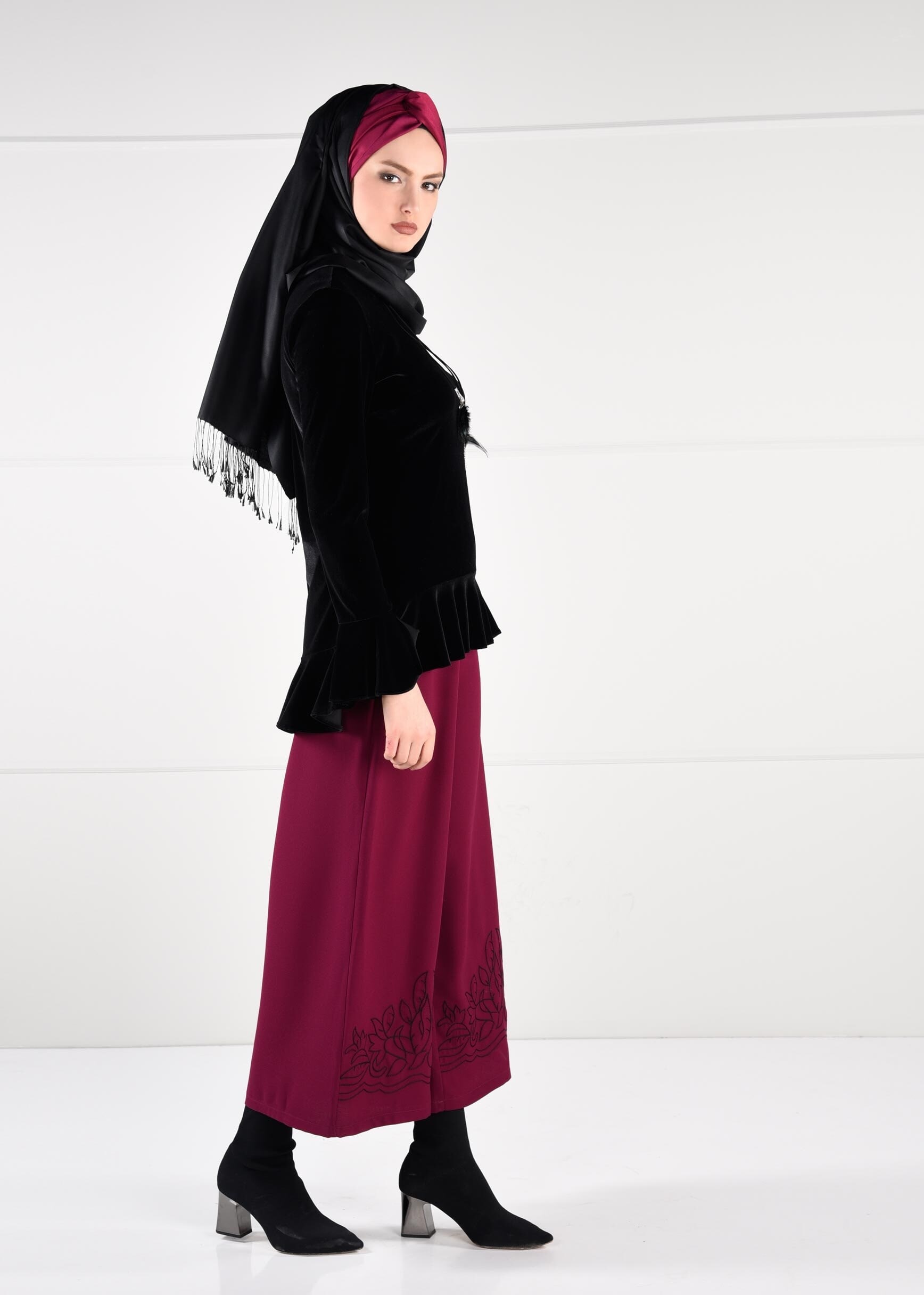 Tesettür giyim SİYAH VOLANLI KADİFE BLUZ 4737