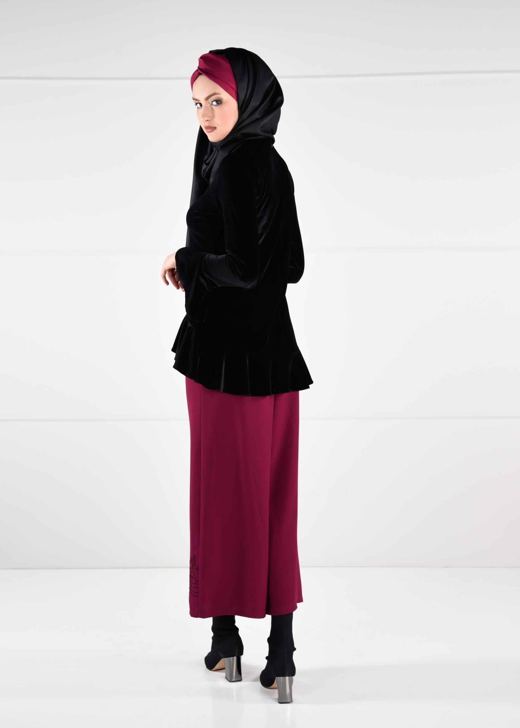 Tesettür giyim SİYAH VOLANLI KADİFE BLUZ 4737