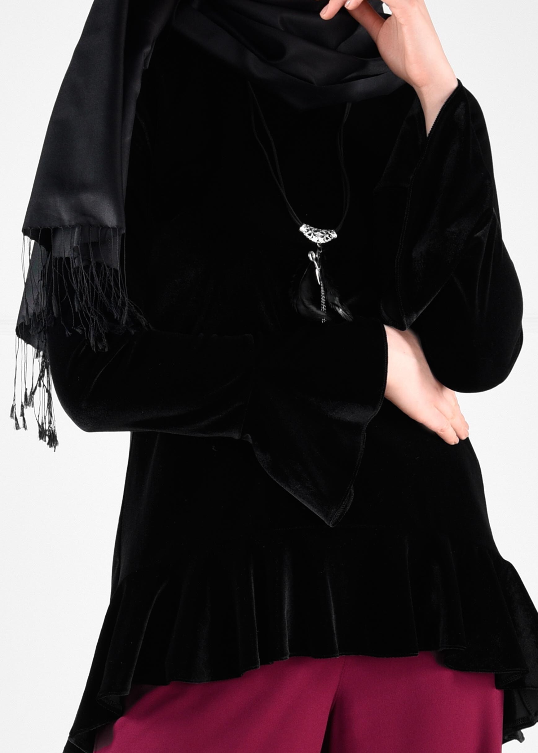 Tesettür giyim SİYAH VOLANLI KADİFE BLUZ 4737