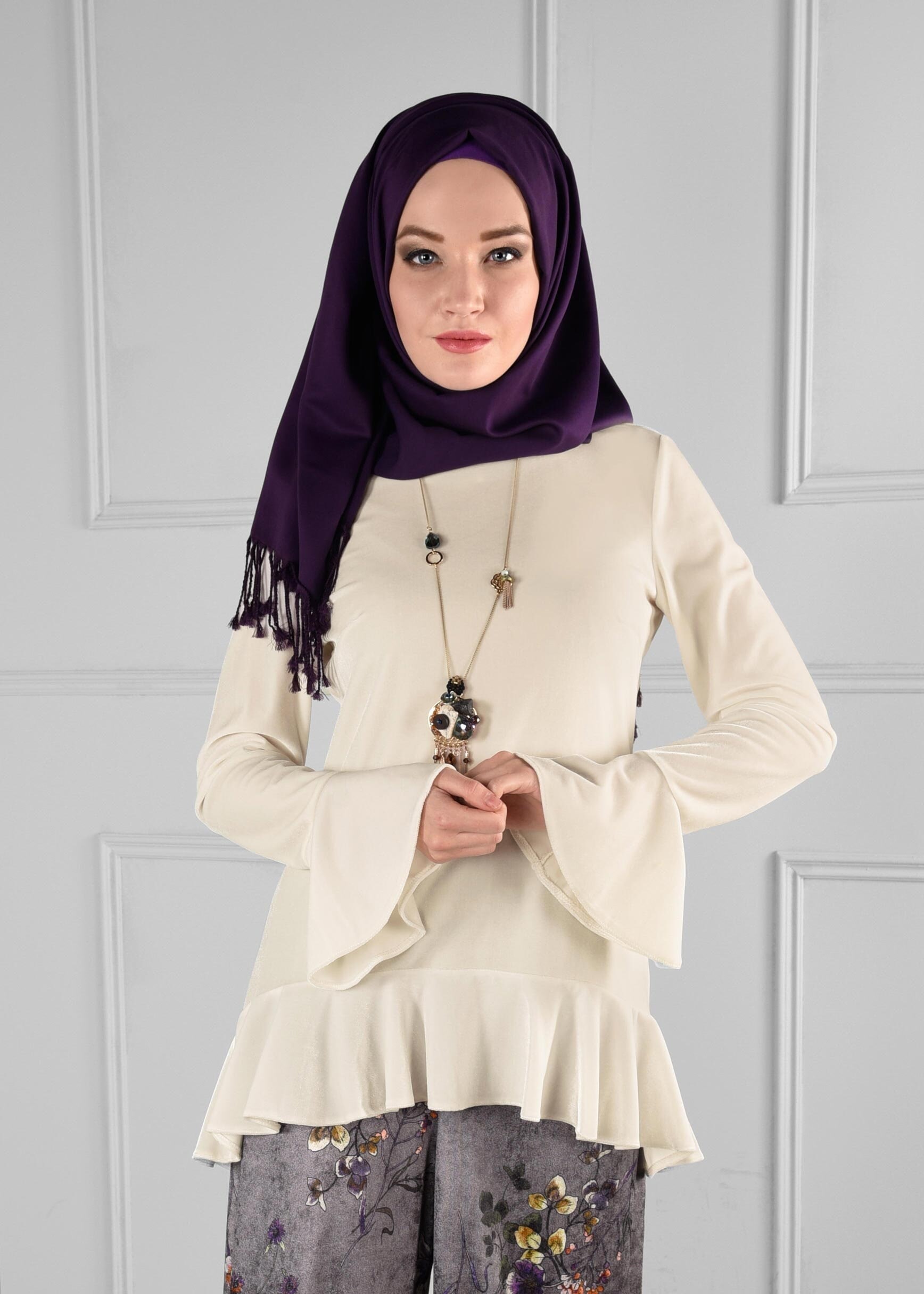 Tesettür giyim BEYAZ VOLANLI KADİFE BLUZ 4737